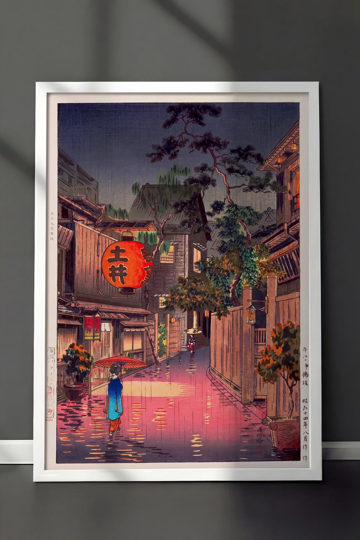 Yağmurlu Japon Sokağı Manzarası Poster – Beyaz Çerçeveli Tablo