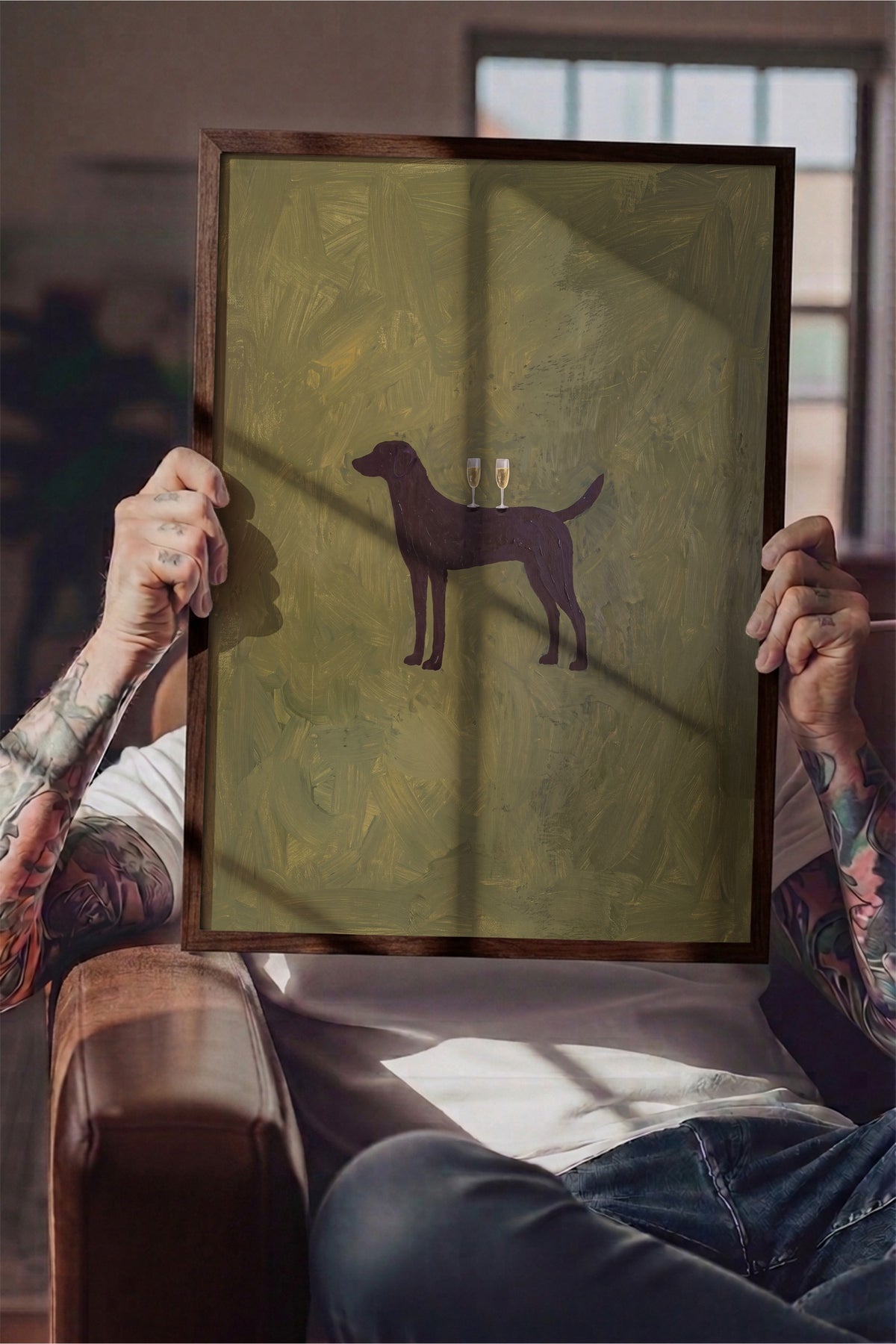 Kadeh Tutan Köpek Poster – Kahverengi Çerçeveli Tablo