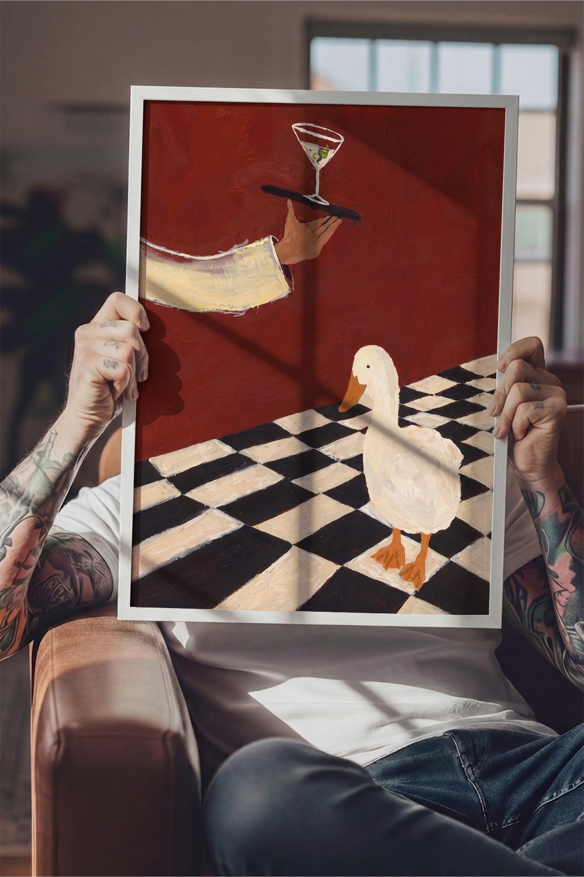 Martini Servisi Yapan Ördek Sahnesi Poster – Beyaz Çerçeveli Tablo