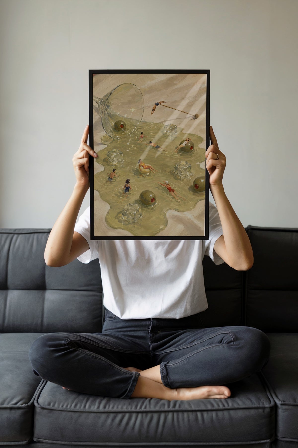 Martini Bardağında Yüzenler Poster – Siyah Çerçeveli Tablo