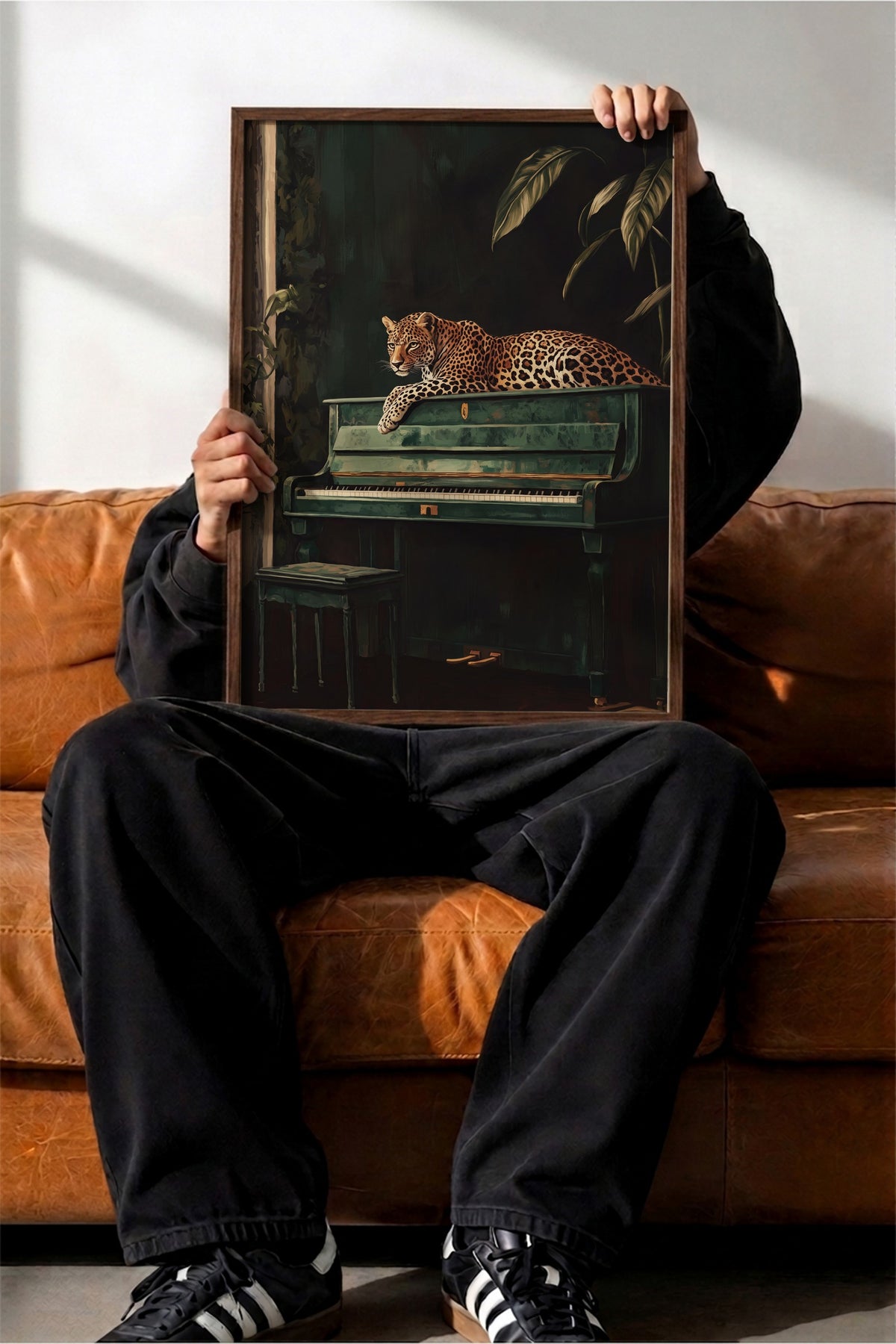 Piyanoda Uzanan Leopar Poster – Kahverengi Çerçeveli Tablo