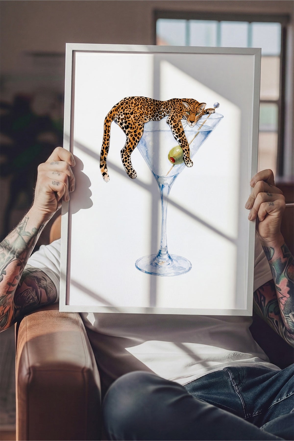 Martini Kadehinde Leopar Poster – Beyaz Çerçeveli Tablo