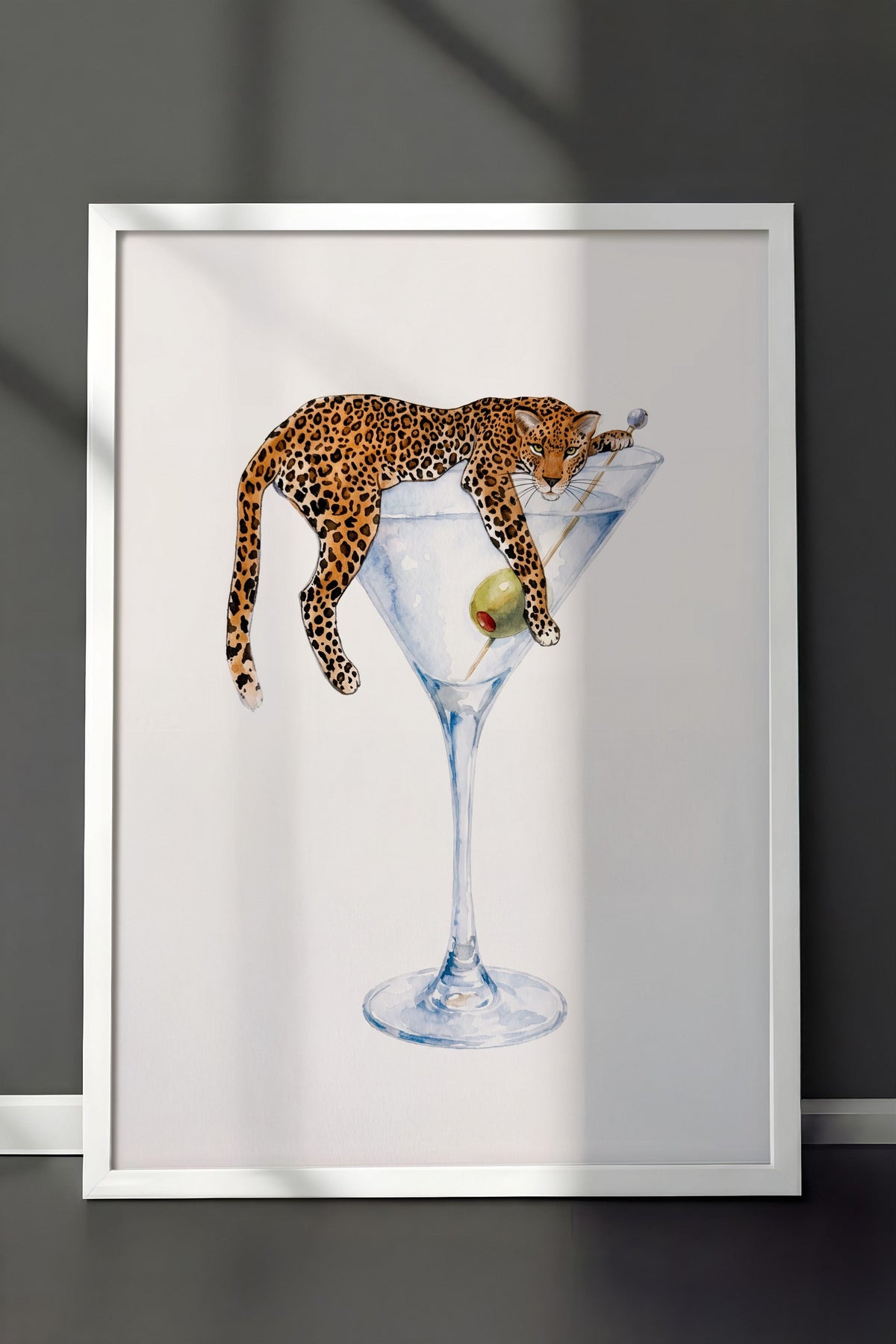 Martini Kadehinde Leopar Poster – Beyaz Çerçeveli Tablo
