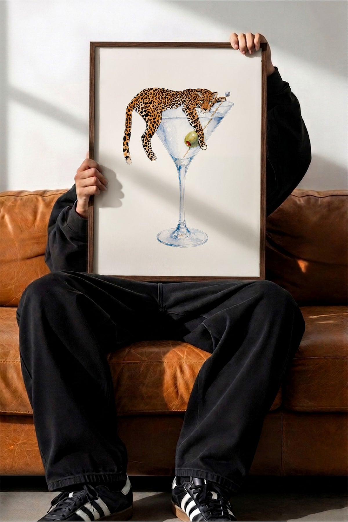 Martini Kadehinde Leopar Poster – Kahverengi Çerçeveli Tablo