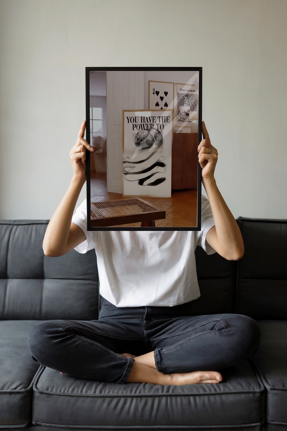 Gücün Elinde Tipografik Kompozisyon Poster – Siyah Çerçeveli Tablo