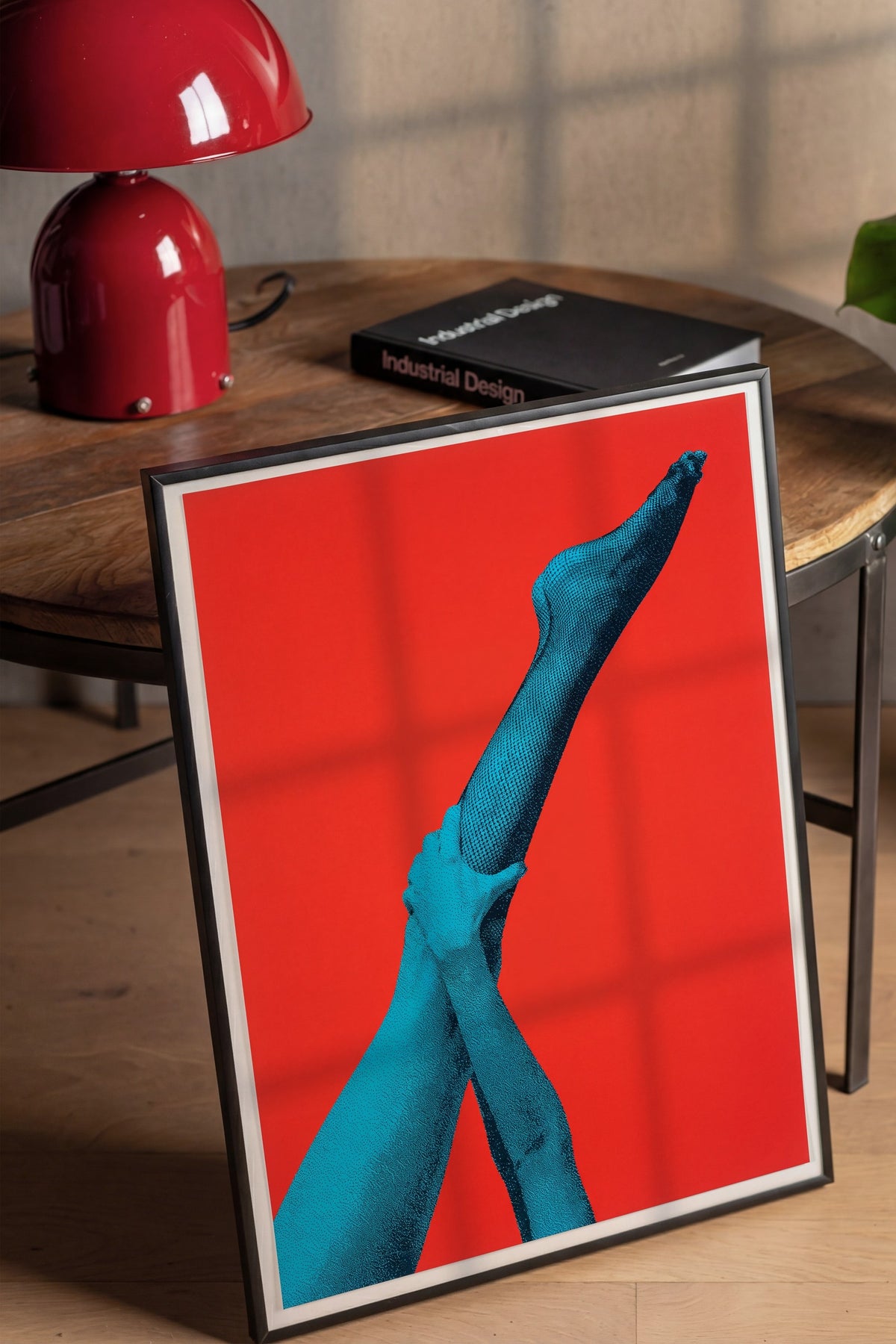 Kırmızı Zeminde Mavi Bacak ve El Kompozisyonu Poster – Siyah Çerçeveli Tablo