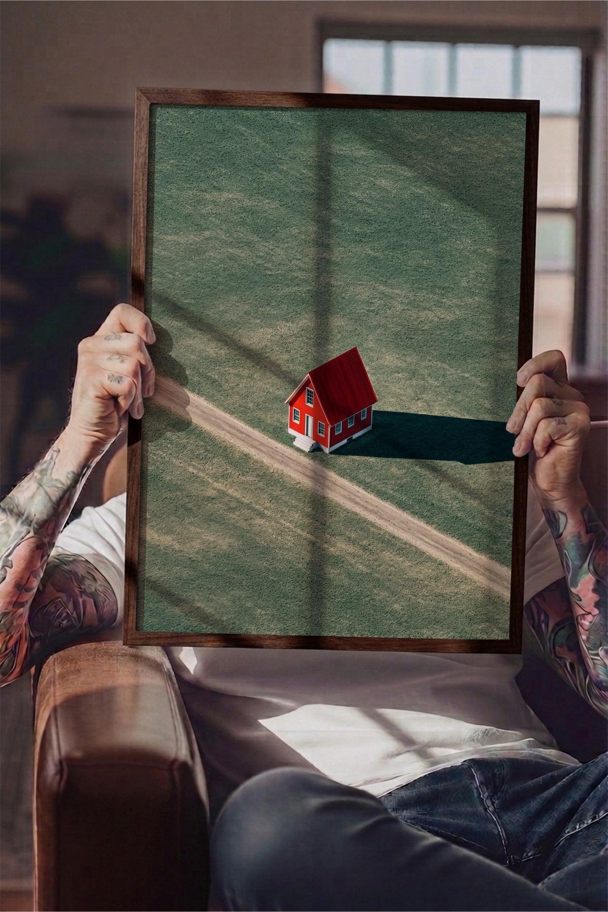 Kırsalda Yalnız Kırmızı Ev Poster – Kahverengi Çerçeveli Tablo