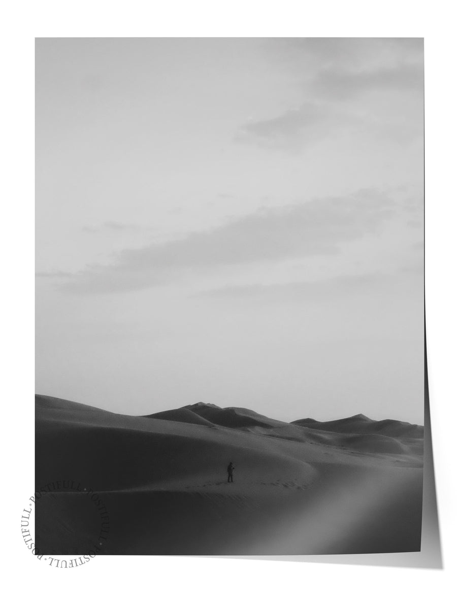 Çölde Yalnız Yürüyüş Fotoğraf Çerçevesiz Poster