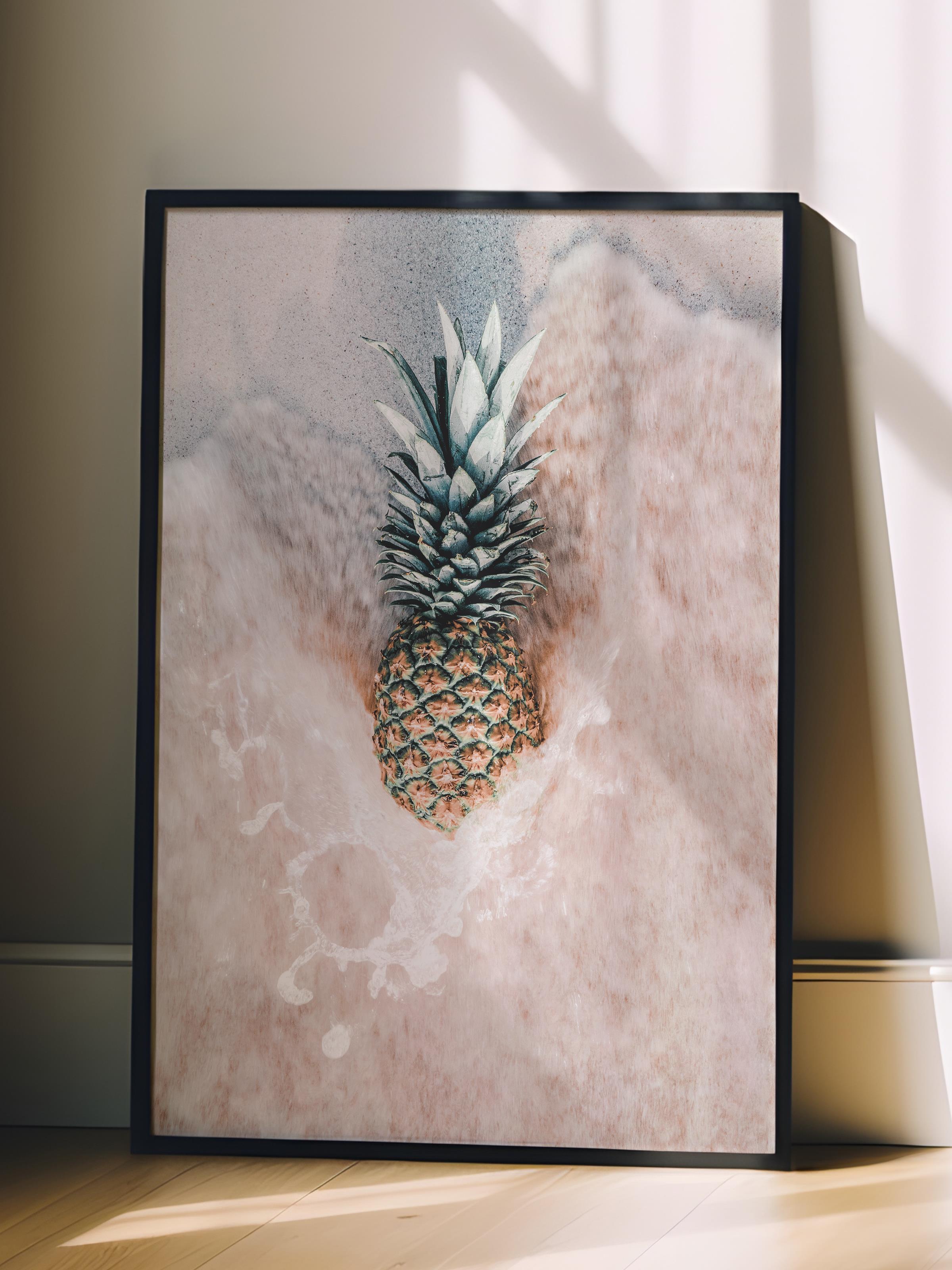 Çerçevesiz Poster, Yaz Temalı Tablo NO:119, Kumda Ananas Fotoğrafı, Beyaz Poster, Dikey
