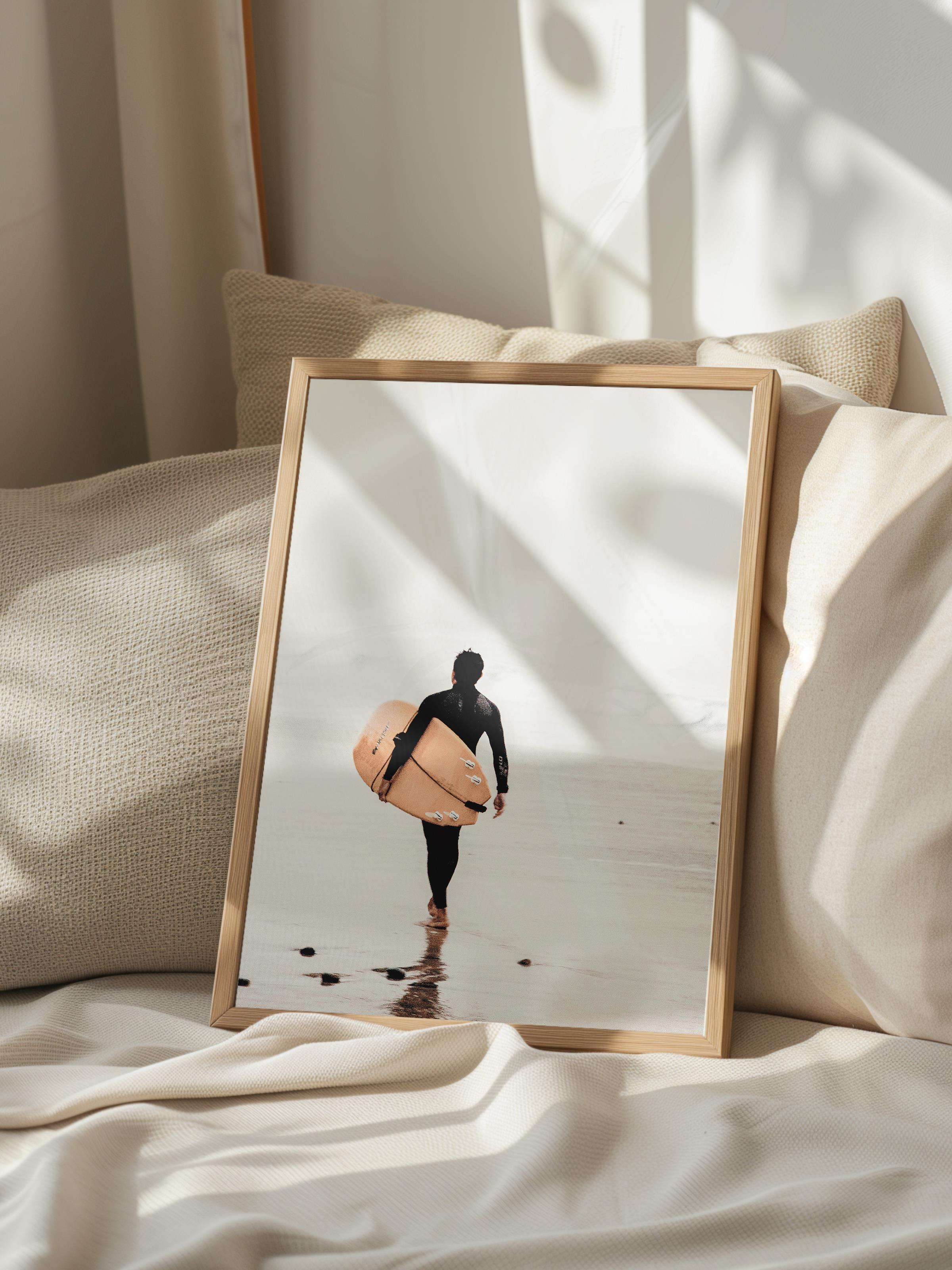 Çerçevesiz Poster, Yaz Temalı Tablo NO:127, Sörfçü Sahilde Fotoğrafı, Beyaz Poster, Dikey