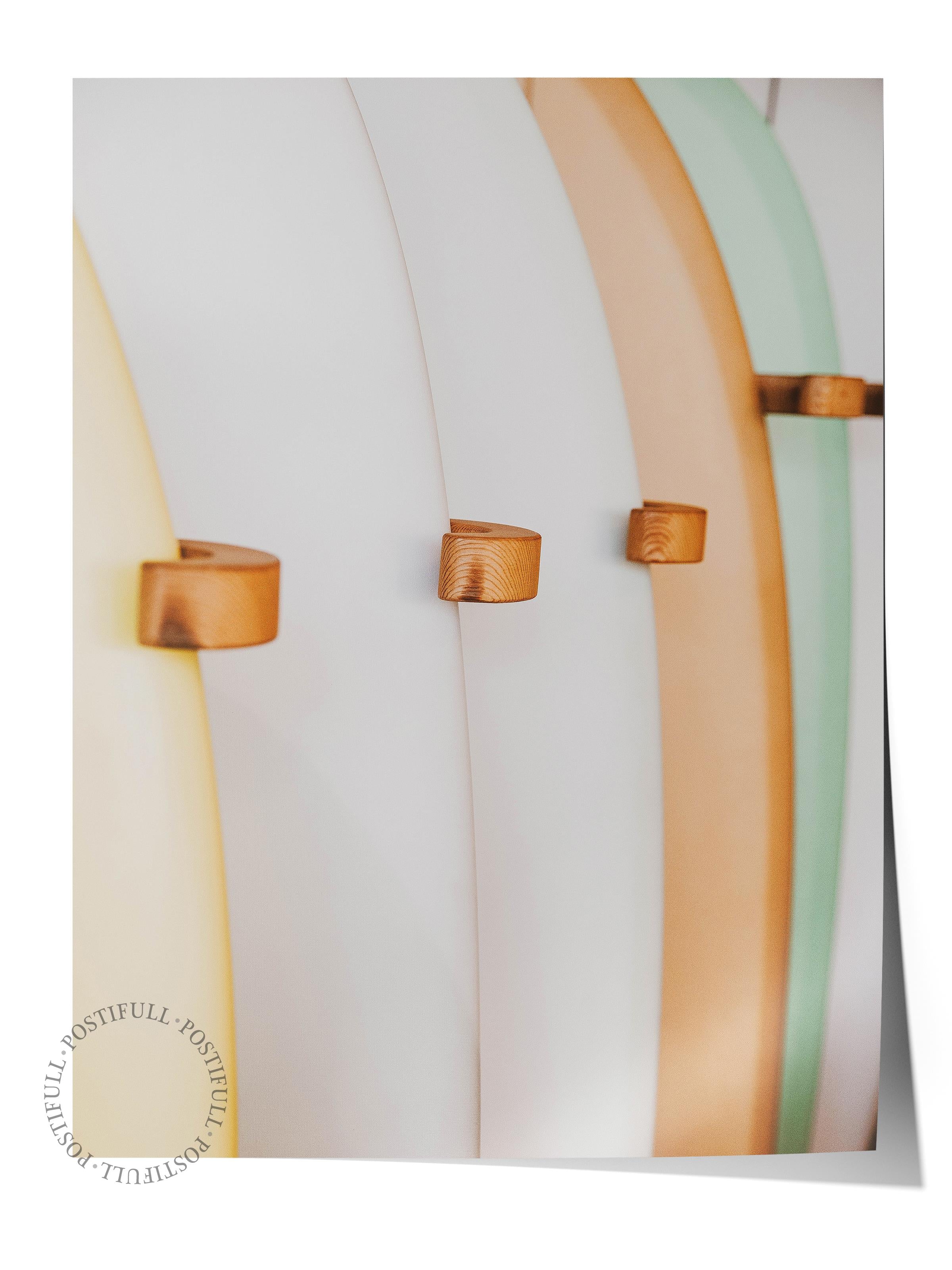 Çerçevesiz Poster, Yaz Temalı Tablo NO:148, Beyaz Duvar ve Sörf Tahtaları Fotoğrafı, Beyaz, Dikey