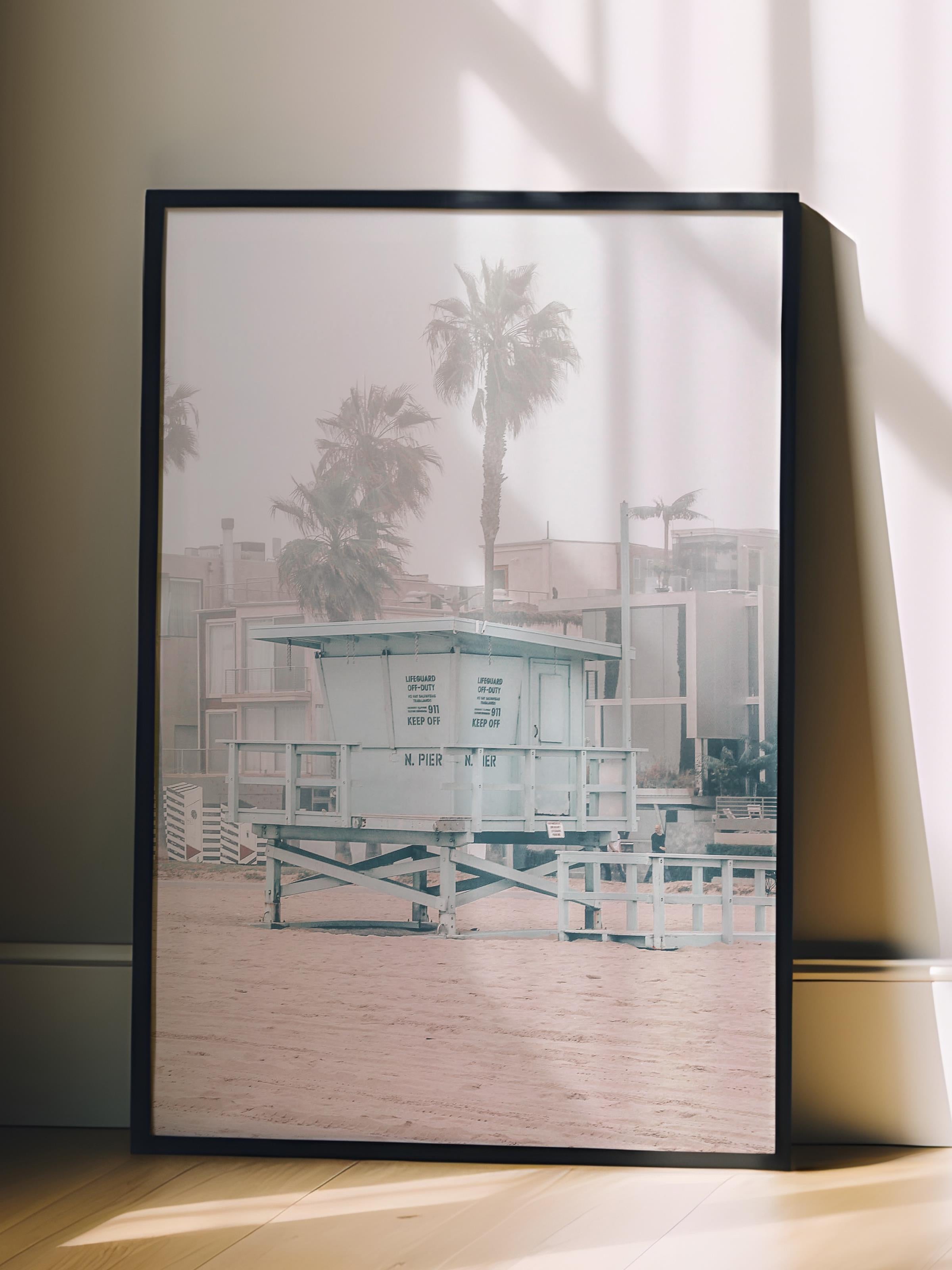 Çerçevesiz Poster, Yaz Temalı Tablo NO:153, Sisli Sahil Evi Fotoğrafı, Beyaz Poster, Dikey