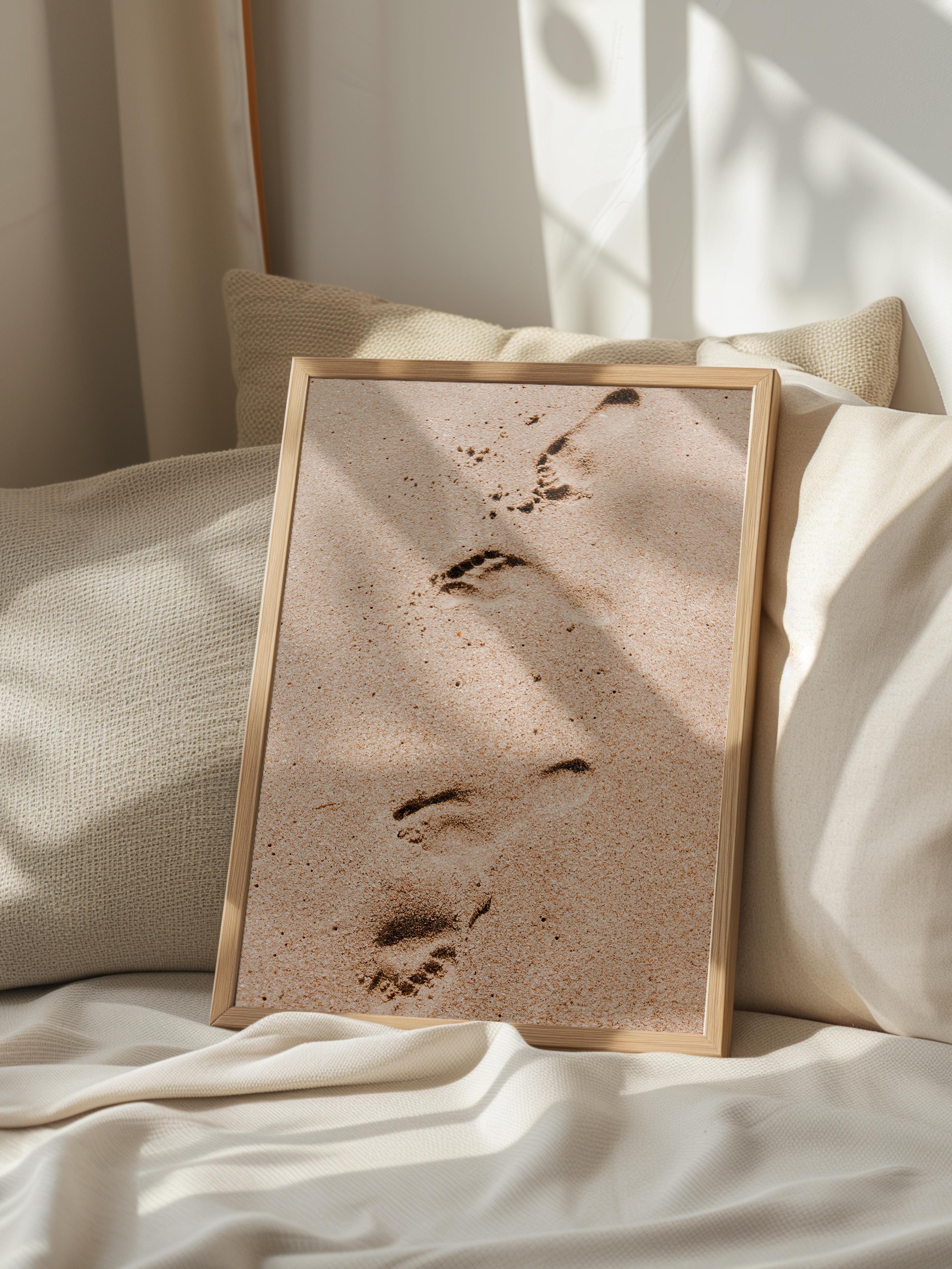 Çerçevesiz Poster, Yaz Temalı Tablo NO:215, Kumda Ayak İzleri Fotoğrafı, Bej Poster, Dikey