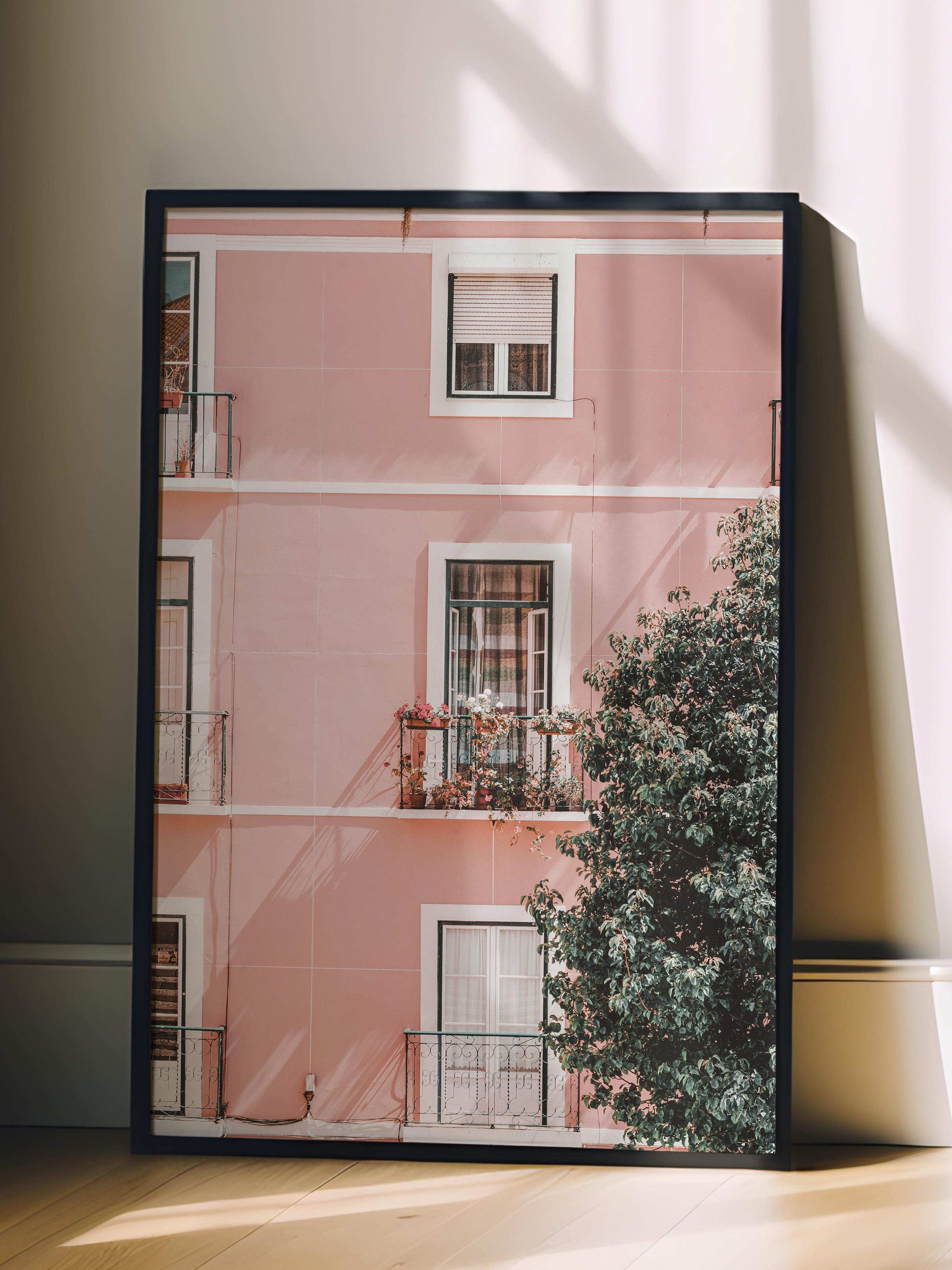 Çerçevesiz Poster, Yaz Temalı Tablo NO:233, Pembe Bina ve Ağaç Fotoğrafı, Pembe Poster, Dikey