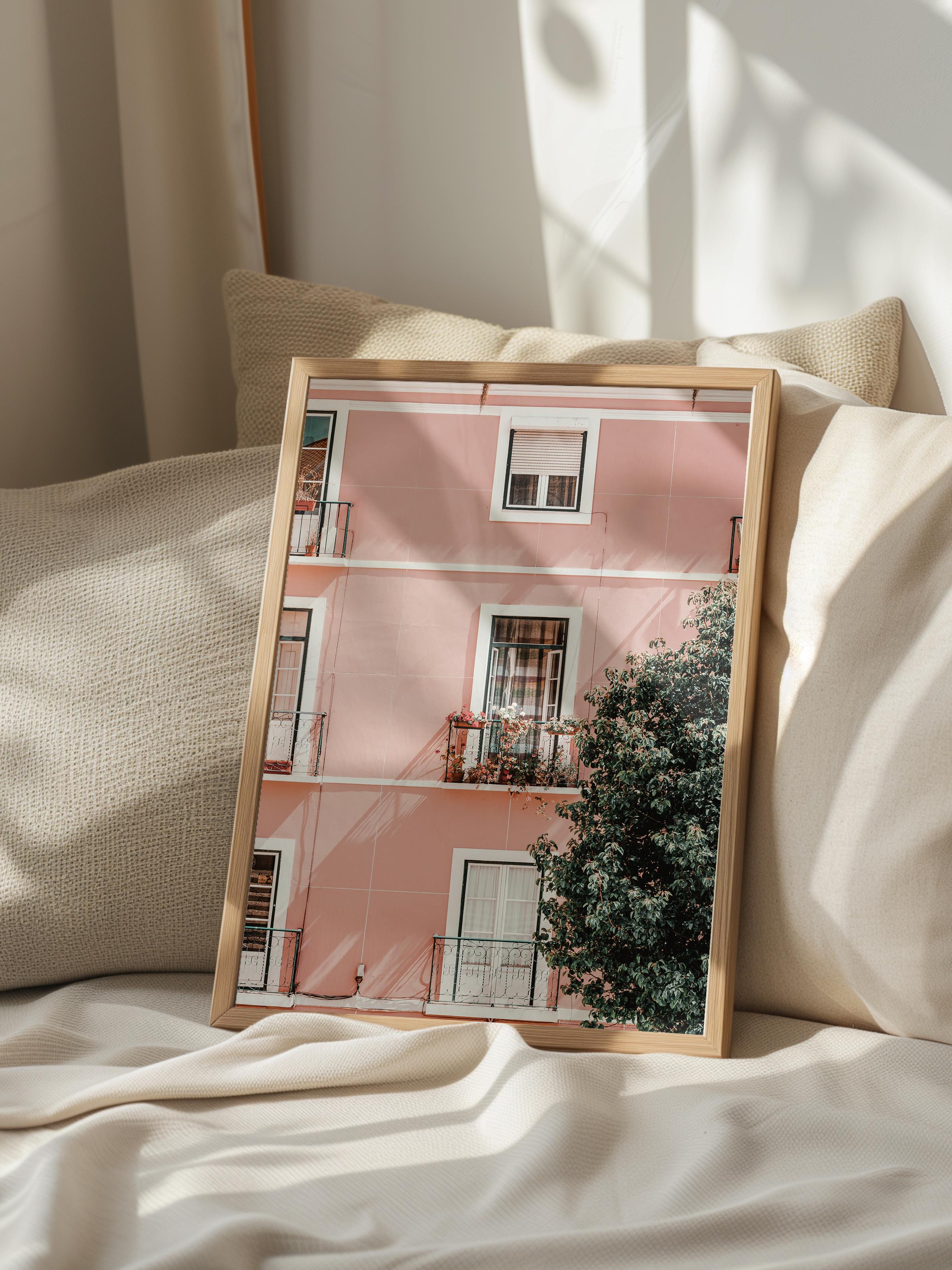 Çerçevesiz Poster, Yaz Temalı Tablo NO:233, Pembe Bina ve Ağaç Fotoğrafı, Pembe Poster, Dikey