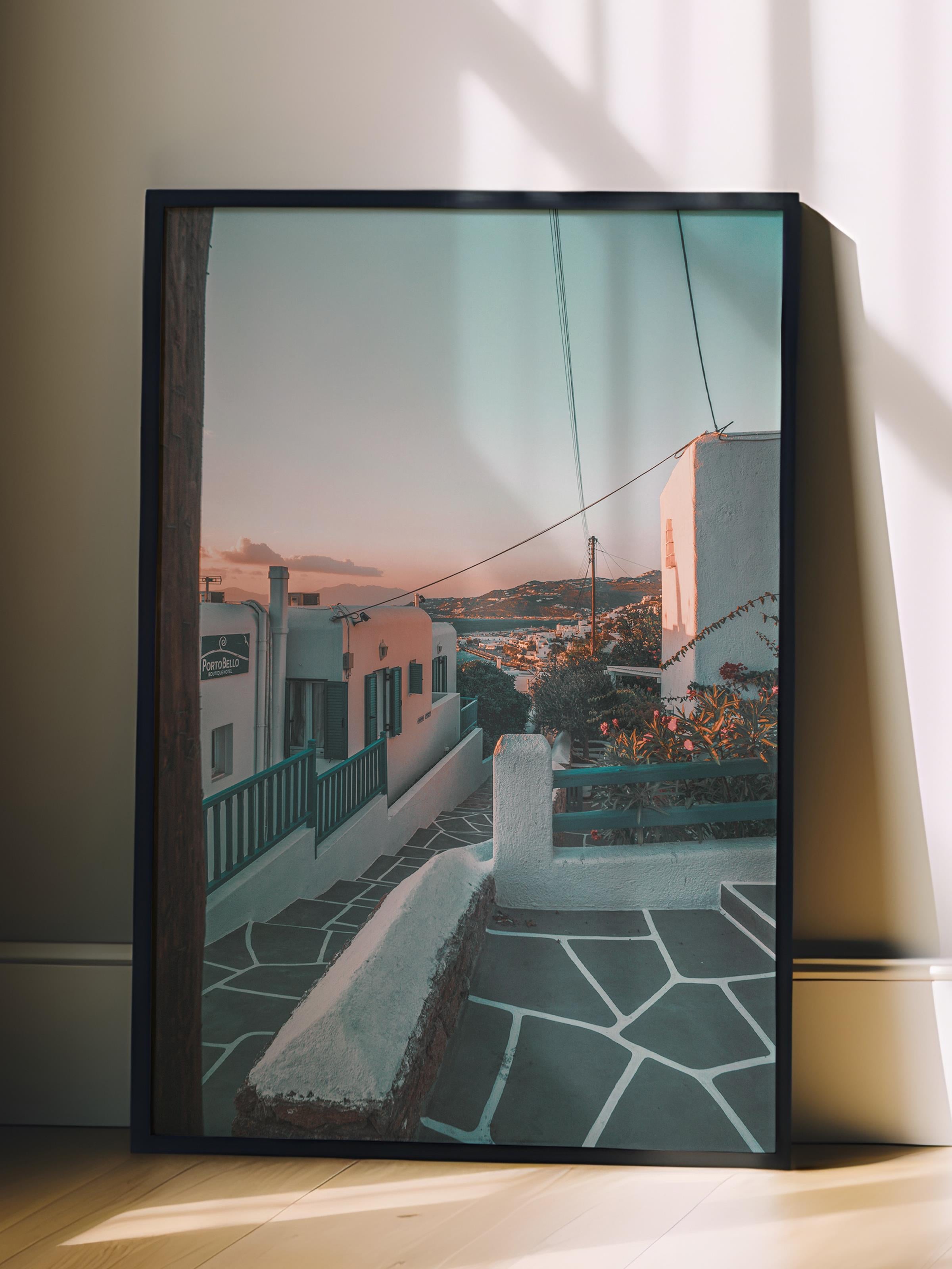 Çerçevesiz Poster, Yaz Temalı Tablo NO:235, Santorini Sokakları Fotoğrafı, Beyaz Poster, Dikey
