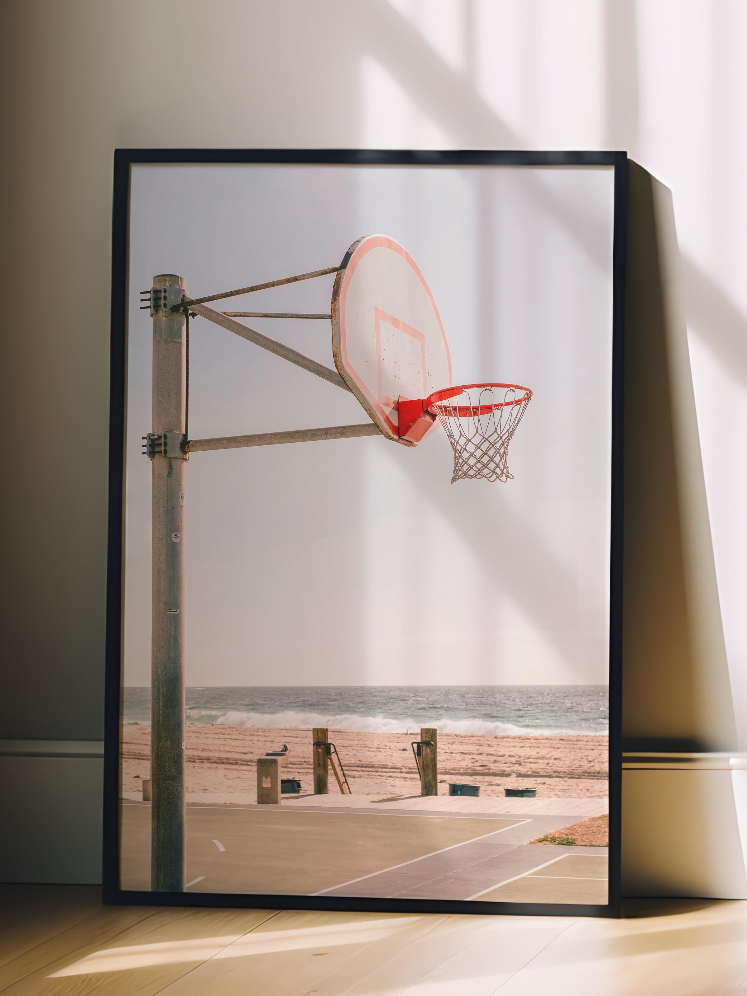 Çerçevesiz Poster, Yaz Temalı Tablo NO:34, Plajda Basketbol Potası Fotoğrafı, Gri Poster, Dikey