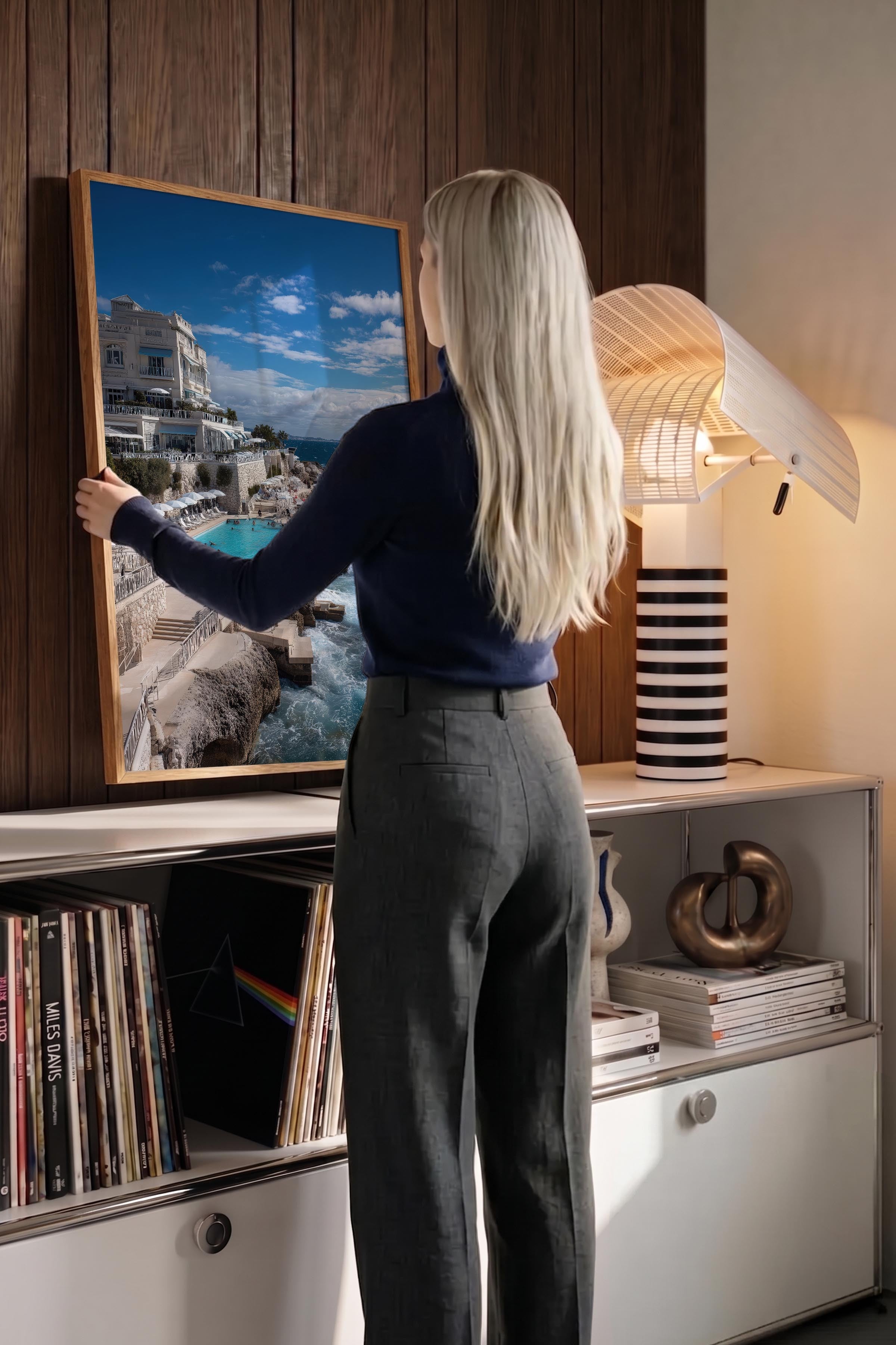 Deniz Kenarı ve Bina Posteri, Ahşap Çerçeveli Poster, Old Money Serisi, NO:113236