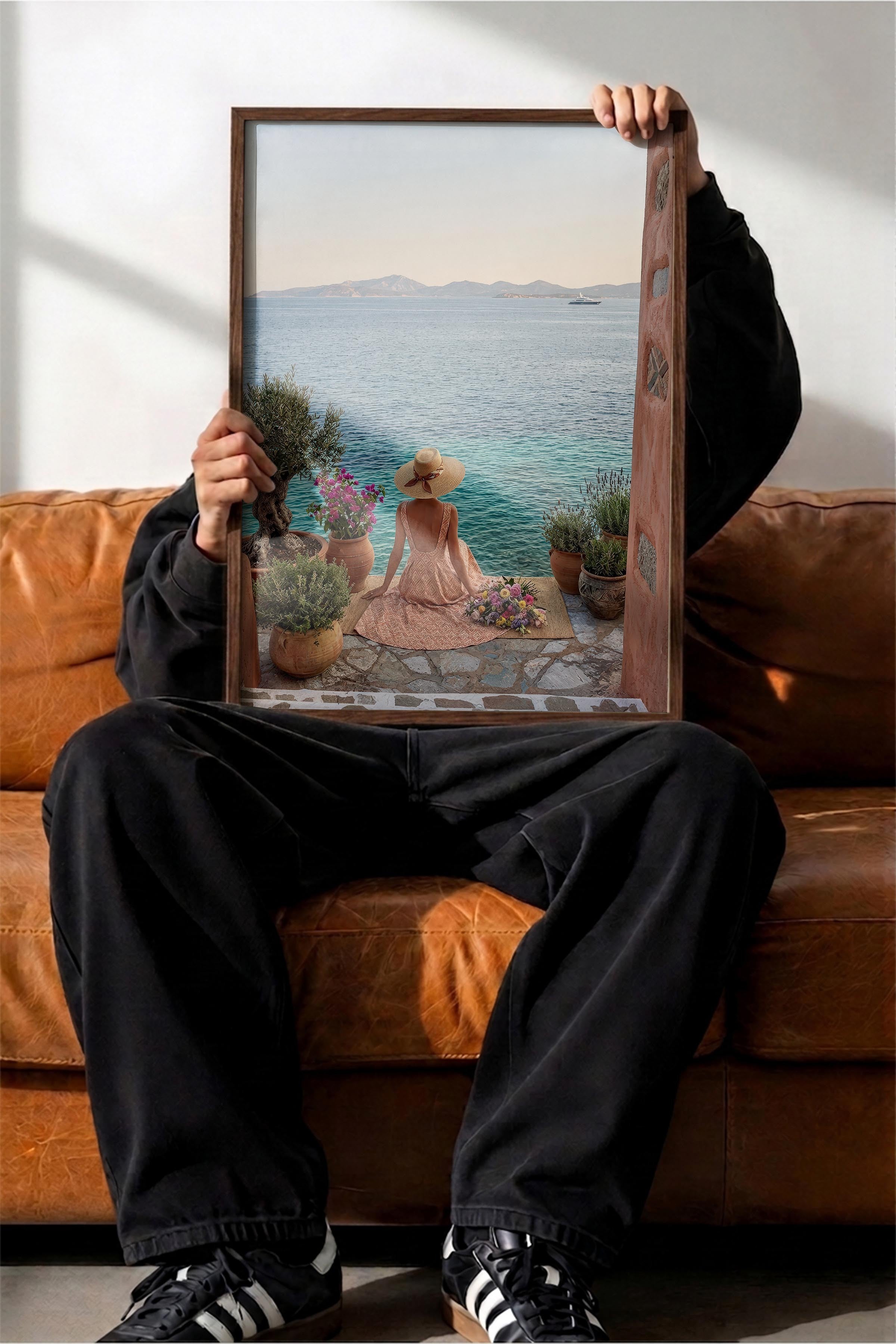 Deniz Kenarında Kadın Posteri, Kahverengi Çerçeveli Poster, Old Money Serisi, NO:113148