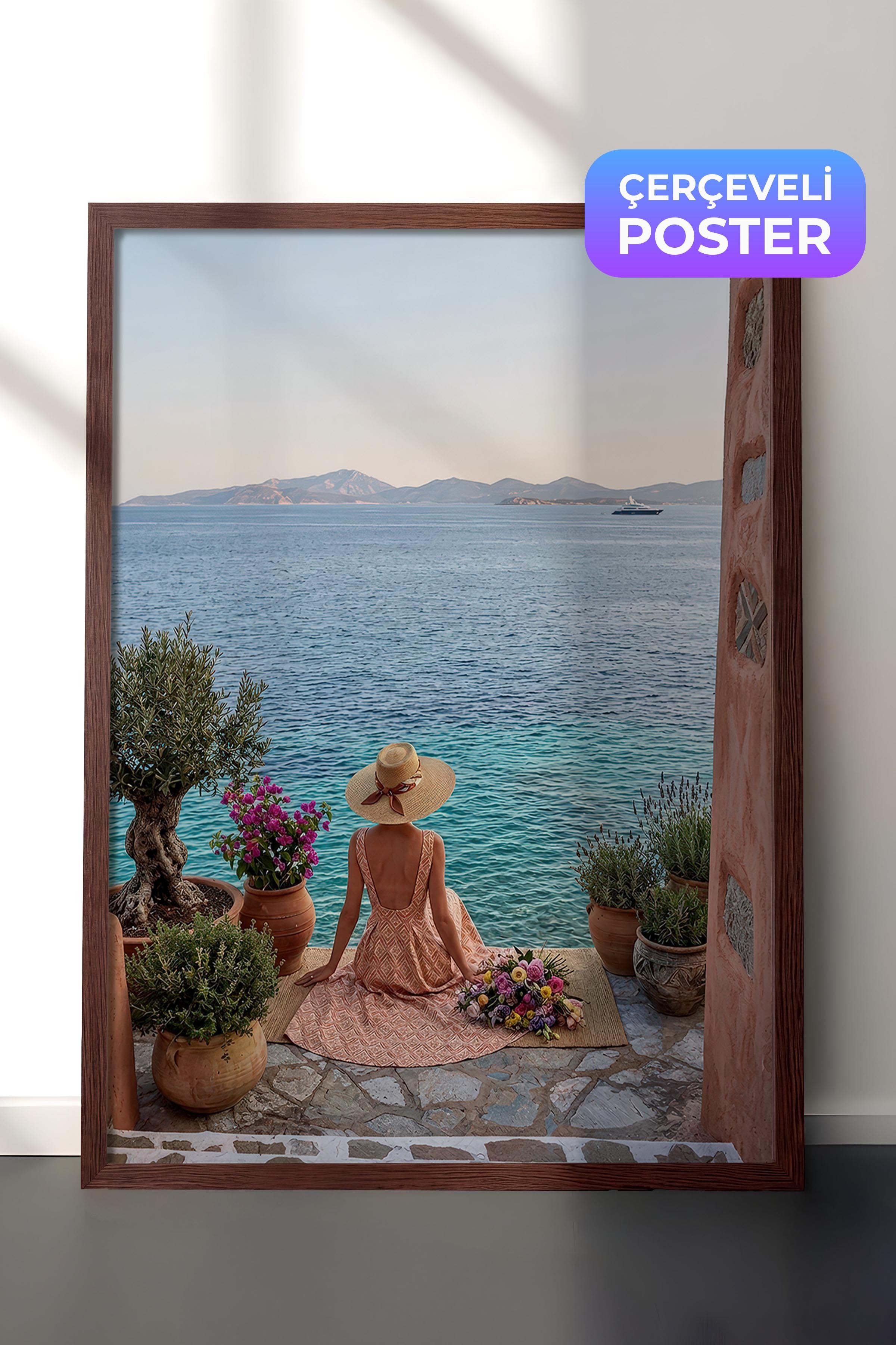 Deniz Kenarında Kadın Posteri, Kahverengi Çerçeveli Poster, Old Money Serisi, NO:113148