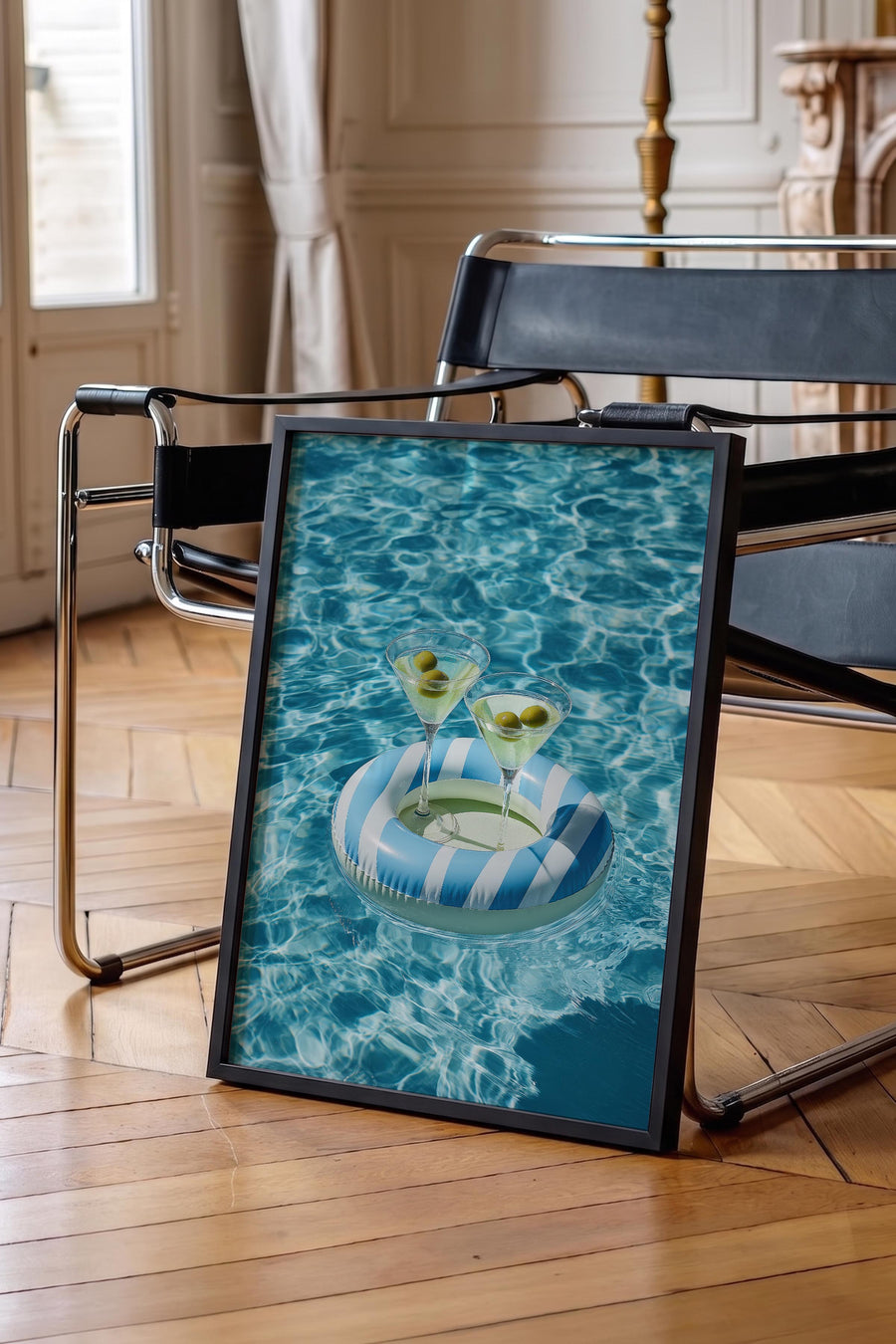 Havuzda Yüzme Halkası ve Kokteyller Old Money Tasarımlar Poster – Siyah Çerçeveli Tablo