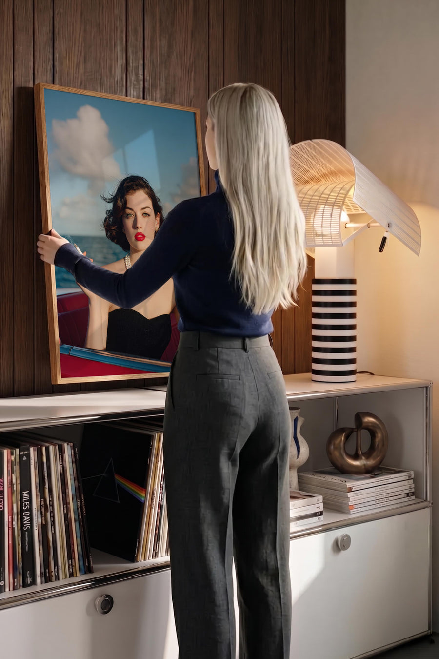 Kadın Portresi Old Money Poster – Ahşap Çerçeveli Tablo