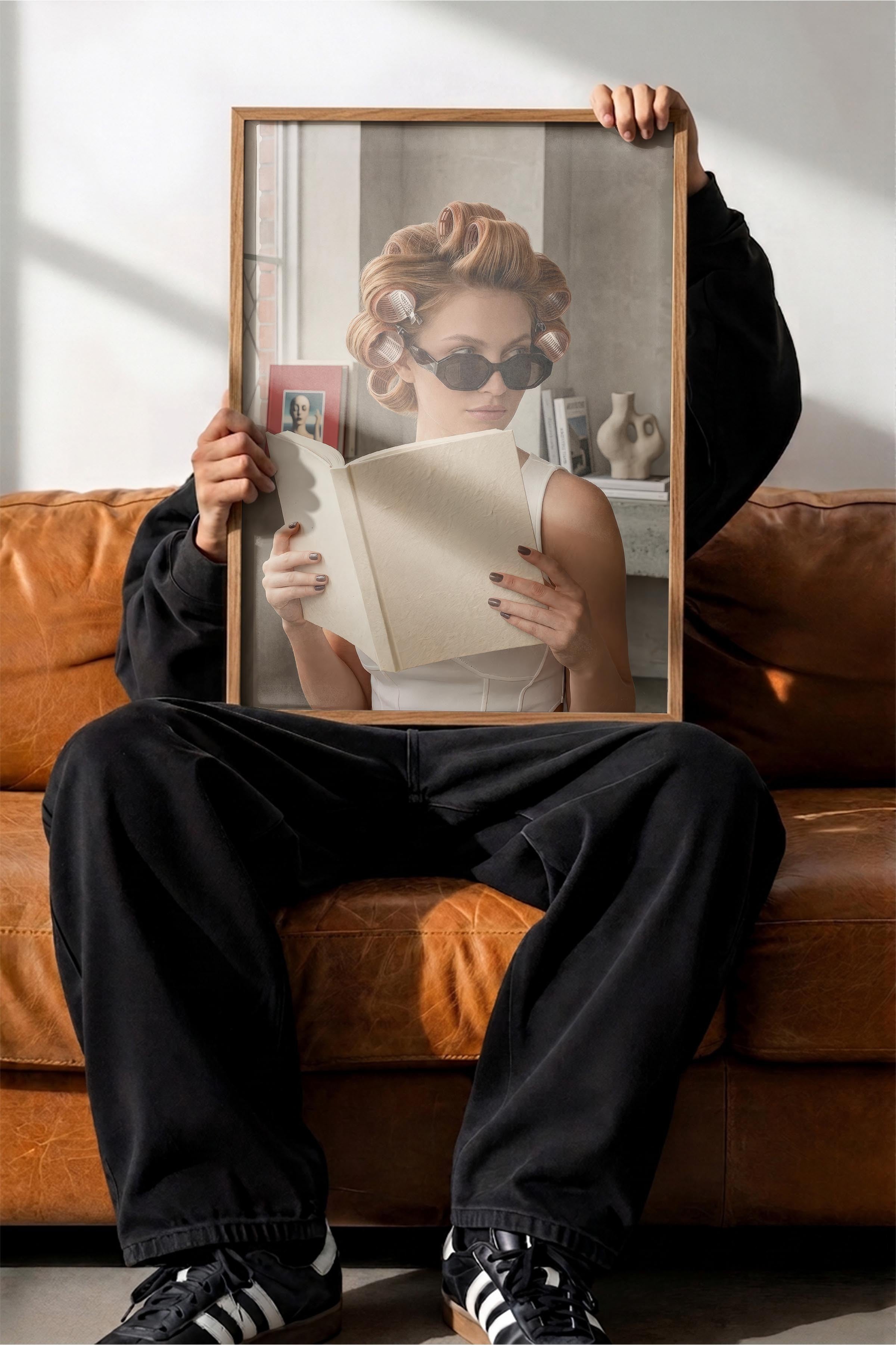Kadın ve Kitap Posteri, Ahşap Çerçeveli Poster, Old Money Serisi, NO:113133