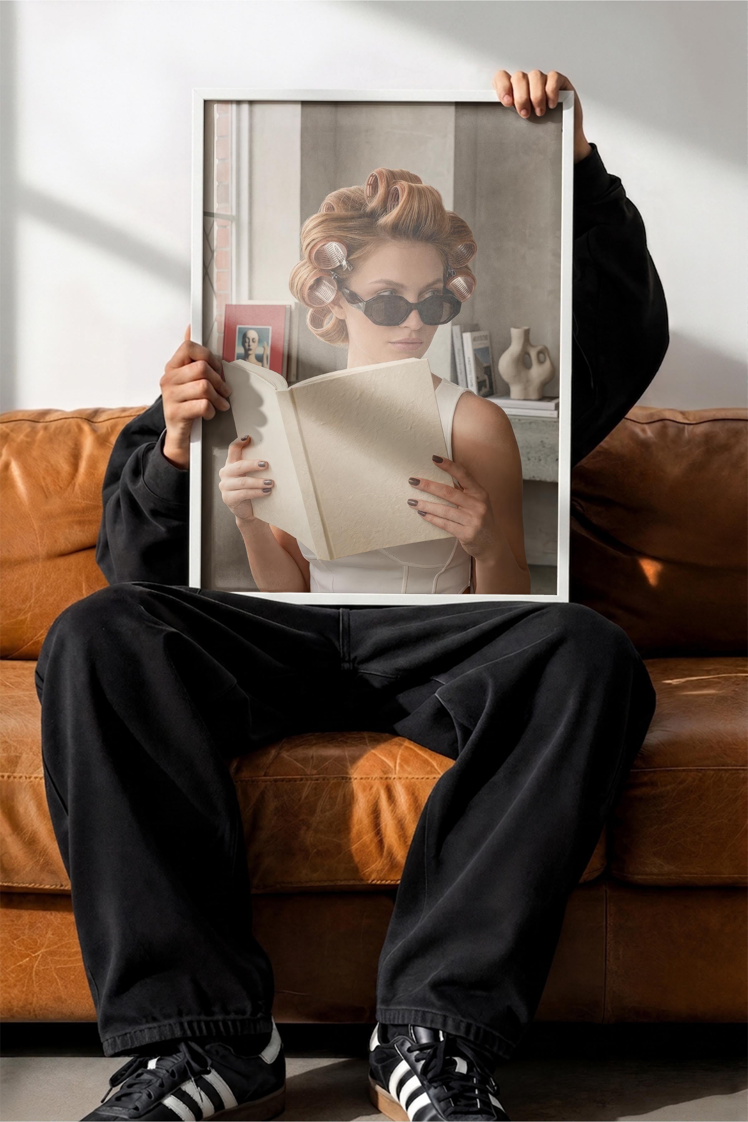 Kadın ve Kitap Posteri, Beyaz Çerçeveli Poster, Old Money Serisi, NO:113133