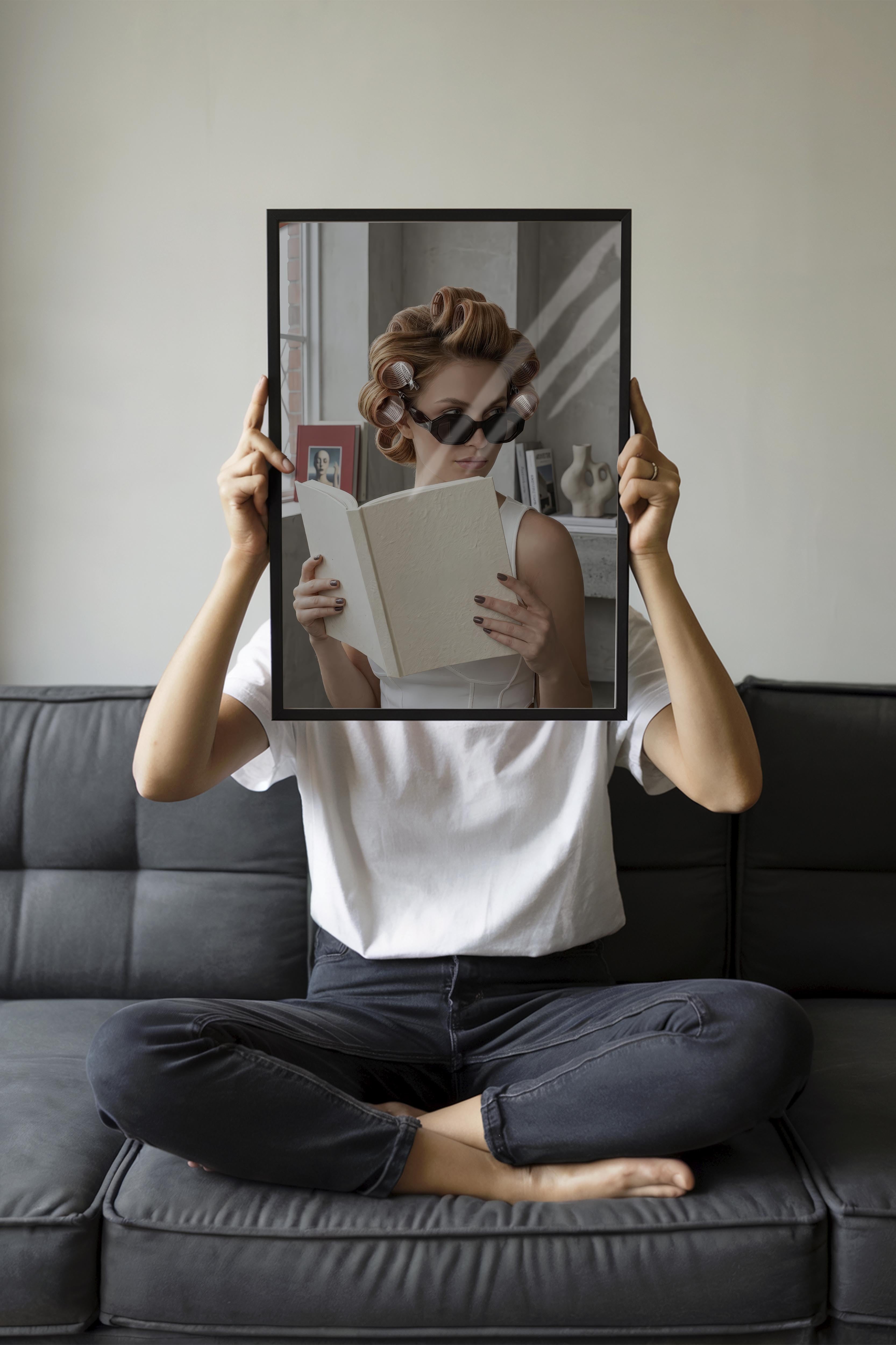 Kadın ve Kitap Posteri, Siyah Çerçeveli Poster, Old Money Serisi, NO:113133