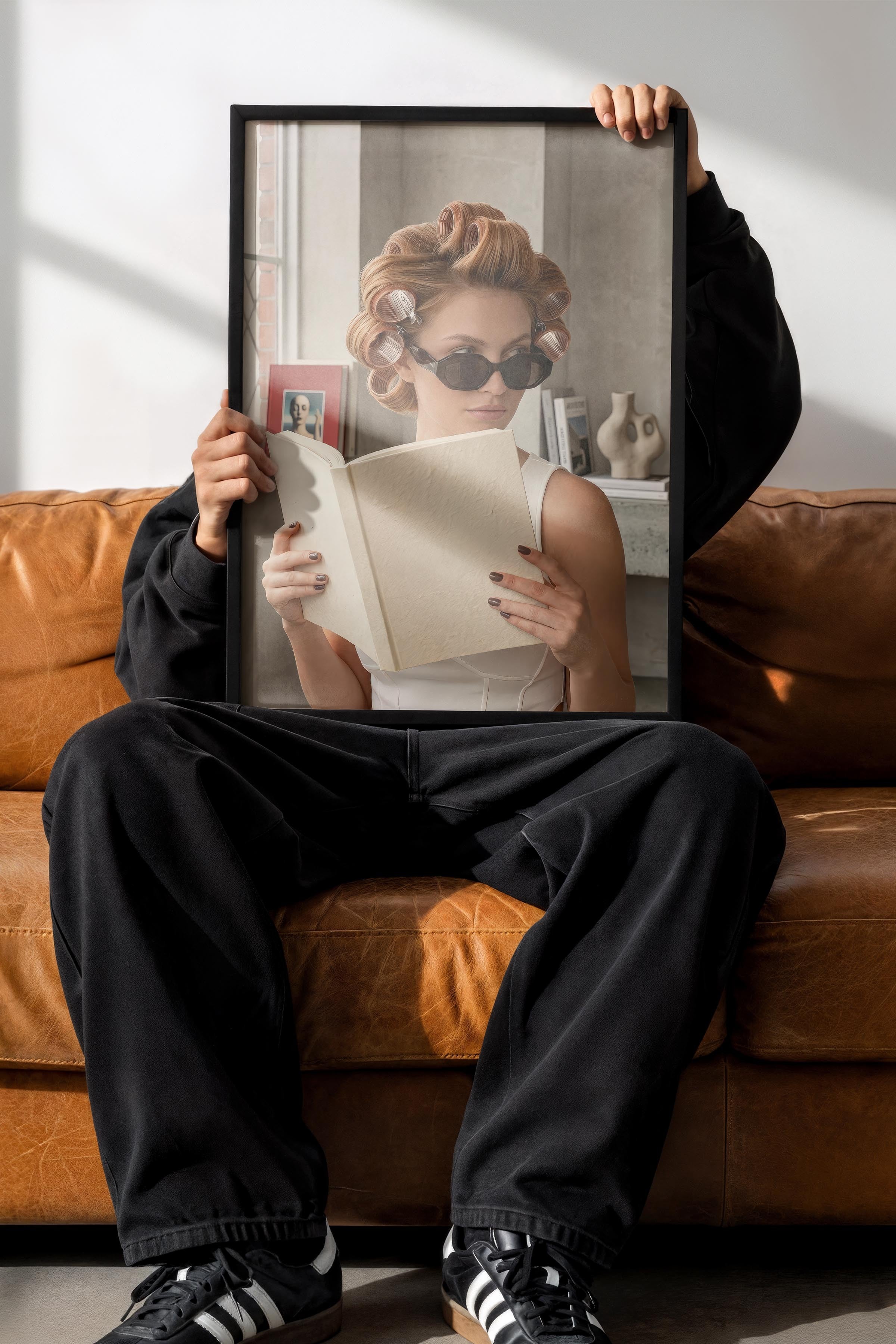 Kadın ve Kitap Posteri, Siyah Çerçeveli Poster, Old Money Serisi, NO:113133