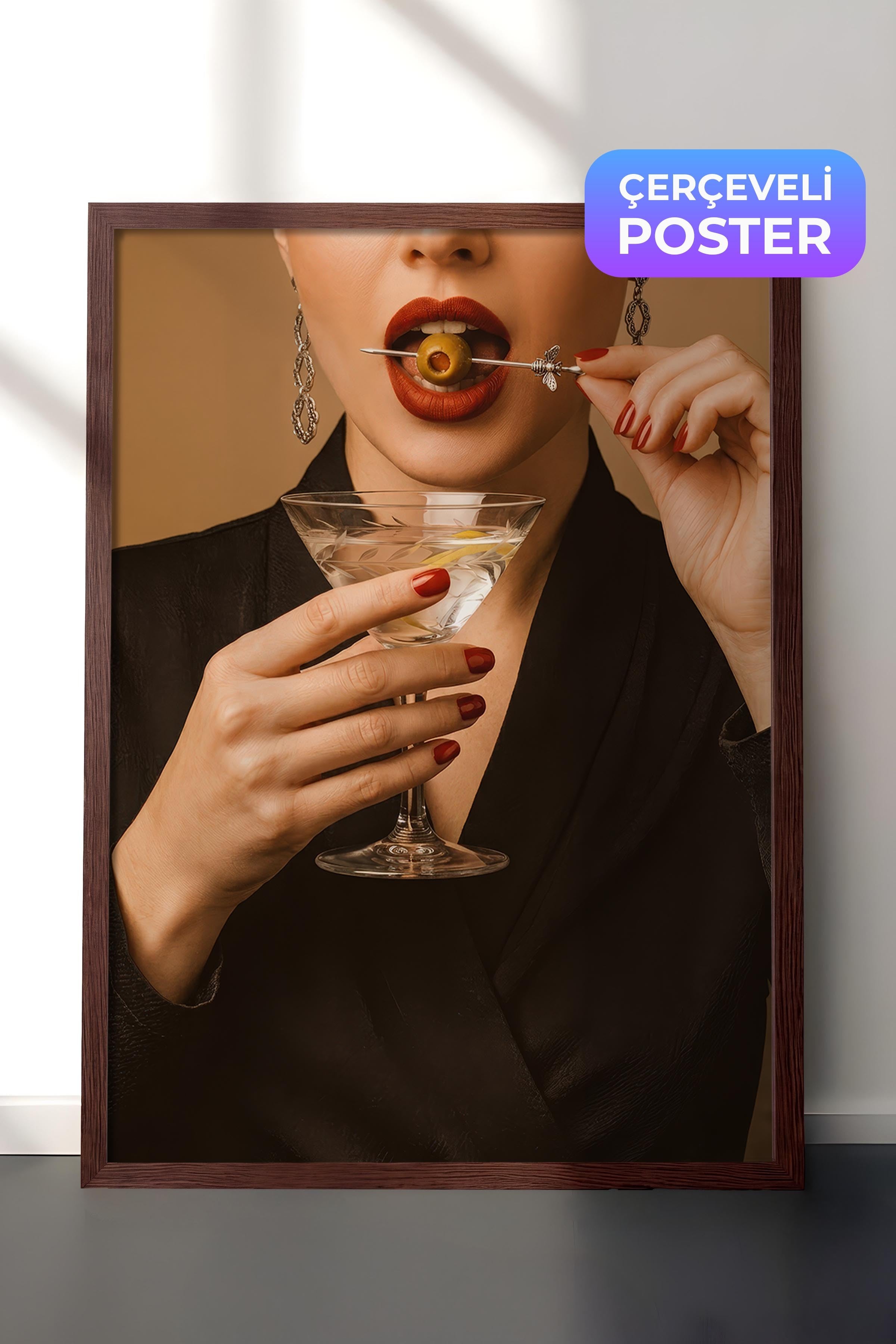 Kadın ve Kokteyl Posteri, Kahverengi Çerçeveli Poster, Old Money Serisi, NO:113134