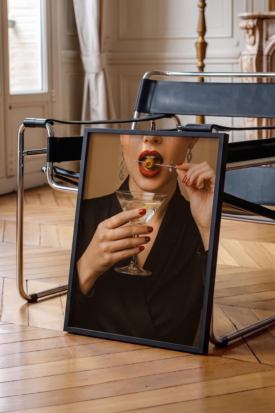 Kadın figürü ve martini kokteyli Old Money Tasarımlar Poster – Siyah Çerçeveli Tablo