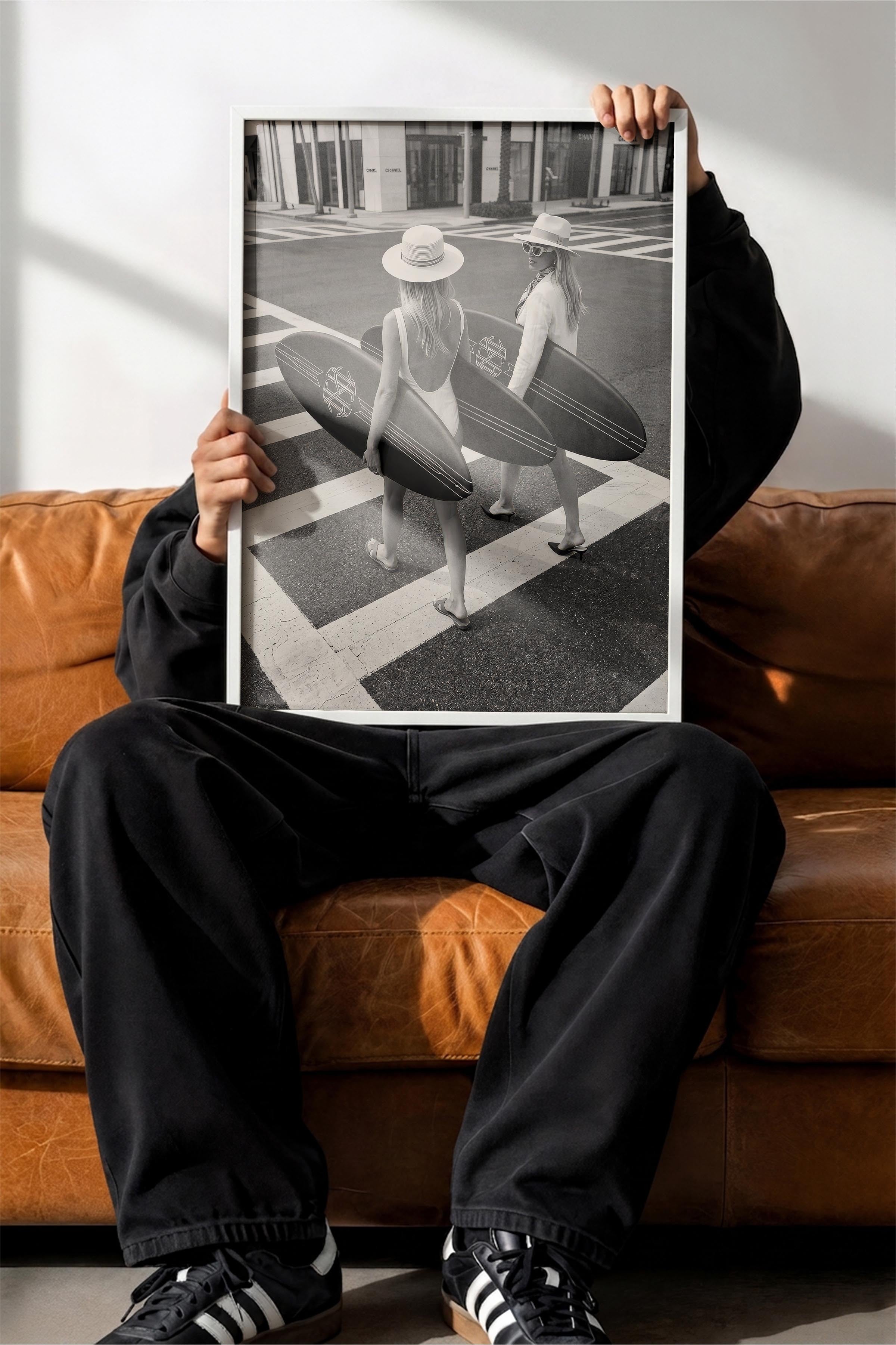 Kadın ve Sörf Tahtası Posteri, Beyaz Çerçeveli Poster, Old Money Serisi, NO:113130