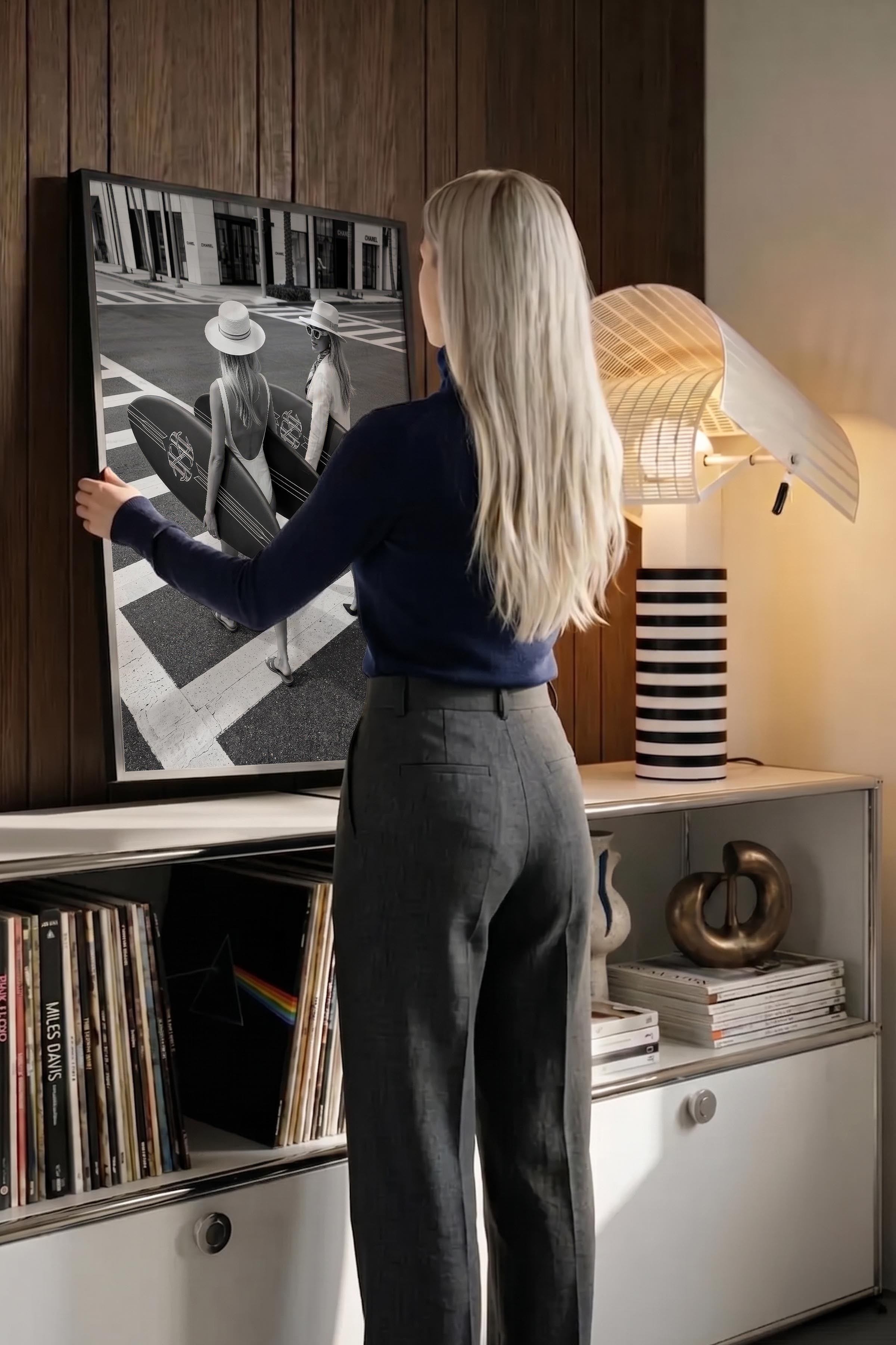 Kadın ve Sörf Tahtası Posteri, Siyah Çerçeveli Poster, Old Money Serisi, NO:113130
