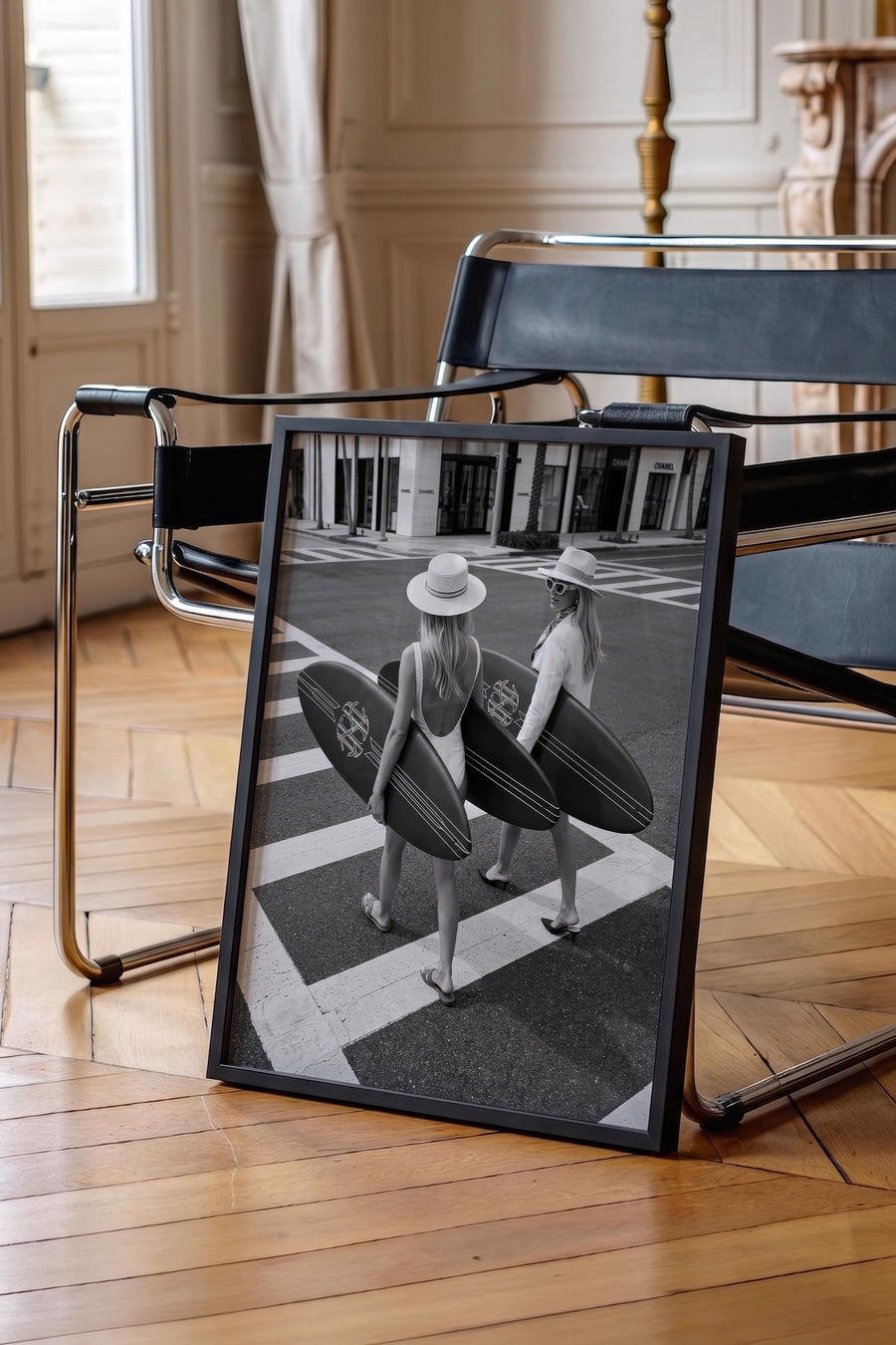 Kadın ve Sörf Tahtası Old Money Poster – Siyah Çerçeveli Tablo