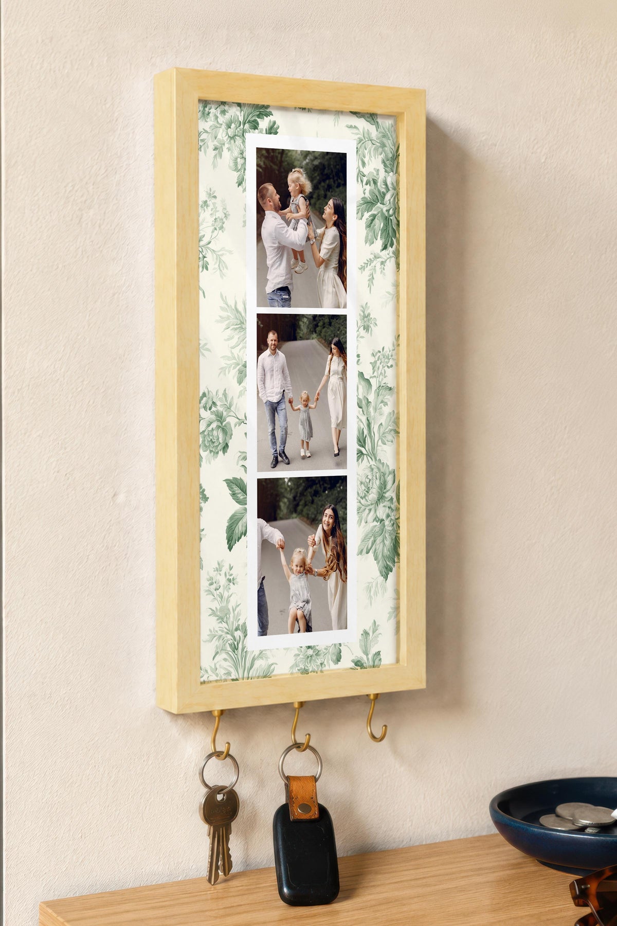 Yeşil Bitki Desenli Kişiye Özel Tablo Anahtarlık, Photobooth Stili, Bej Fotoğraf Çerçevesi Dikey