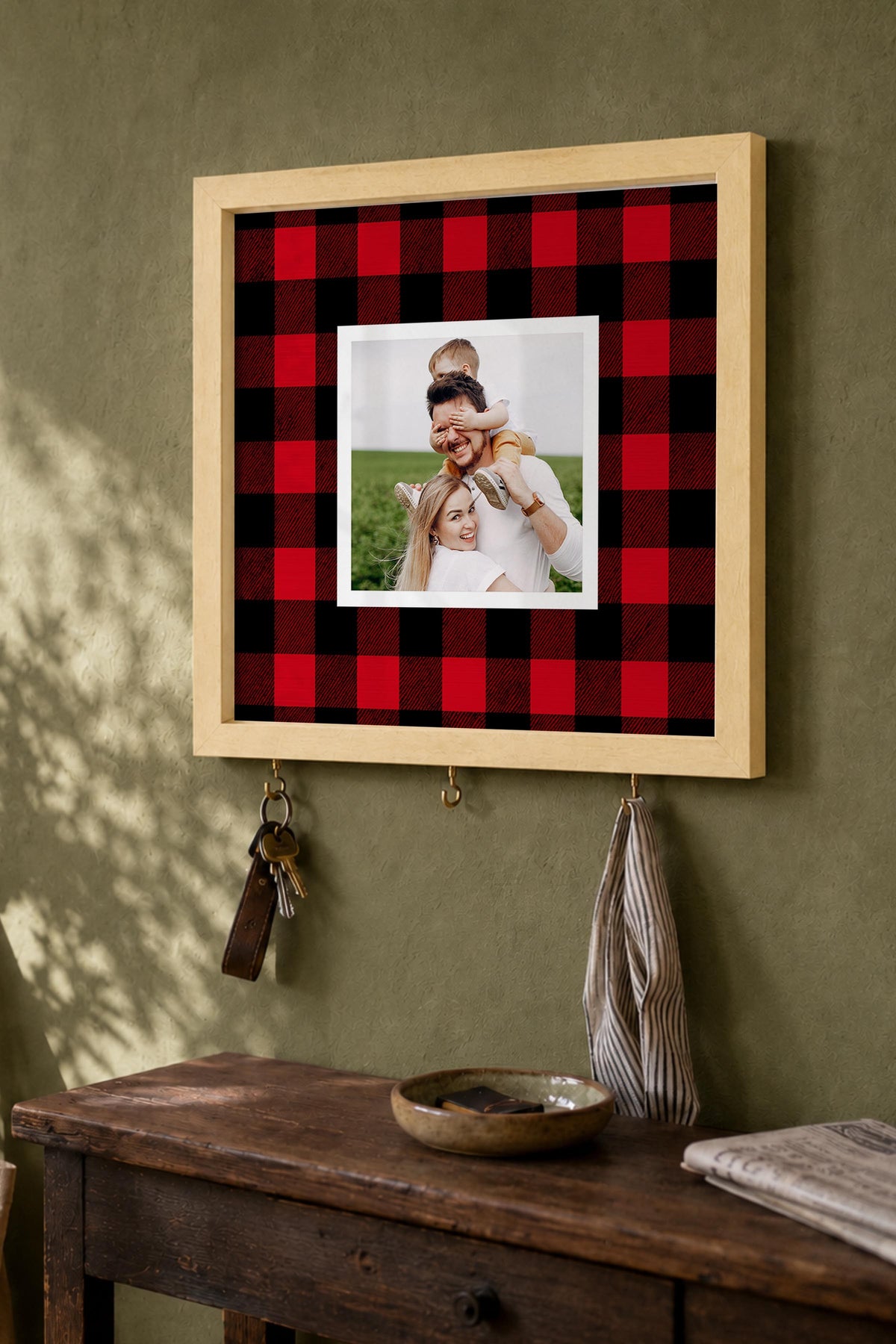 Kırmızı Siyah Ekose Kişiye Özel Tablo Anahtarlık, Photobooth Stili, Bej Fotoğraf Çerçevesi Kare