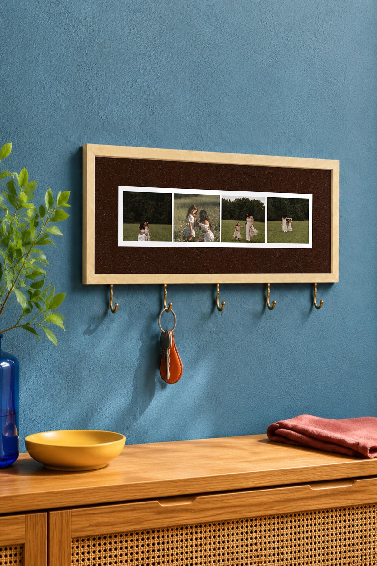 Koyu Kahve Kadife Dokulu Kişiye Özel Tablo Anahtarlık, Photobooth Stili, Bej Fotoğraf Çerçevesi Yatay