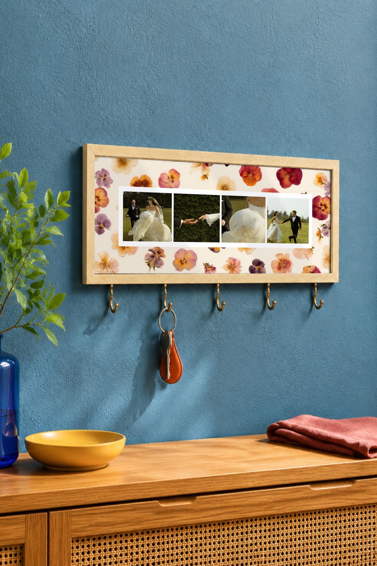 Renkli Çiçekli Desen Kişiye Özel Tablo Anahtarlık, Photobooth Stili, Bej Fotoğraf Çerçevesi Yatay