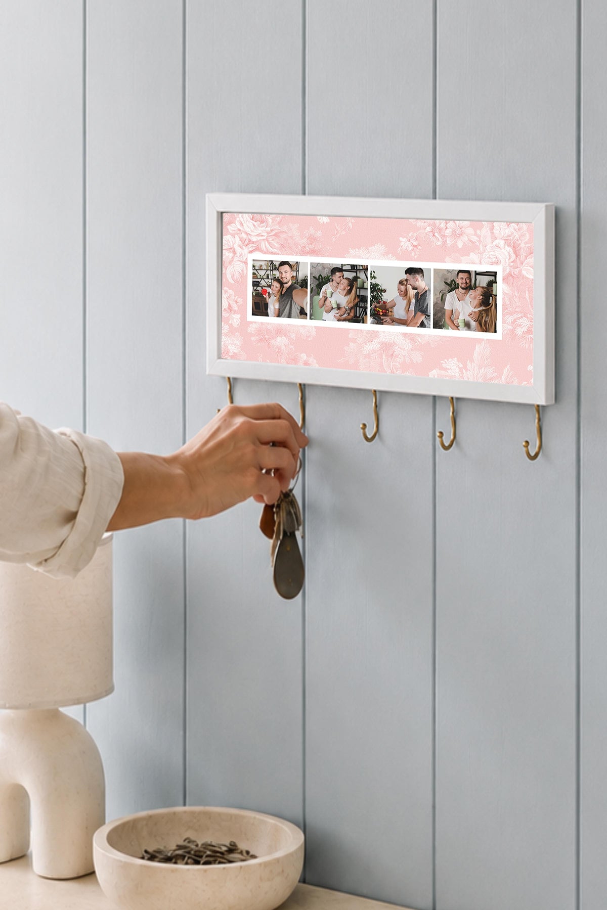 Soluk Pembe Desenli Kişiye Özel Tablo Anahtarlık, Photobooth Stili, Beyaz Fotoğraf Çerçevesi Yatay