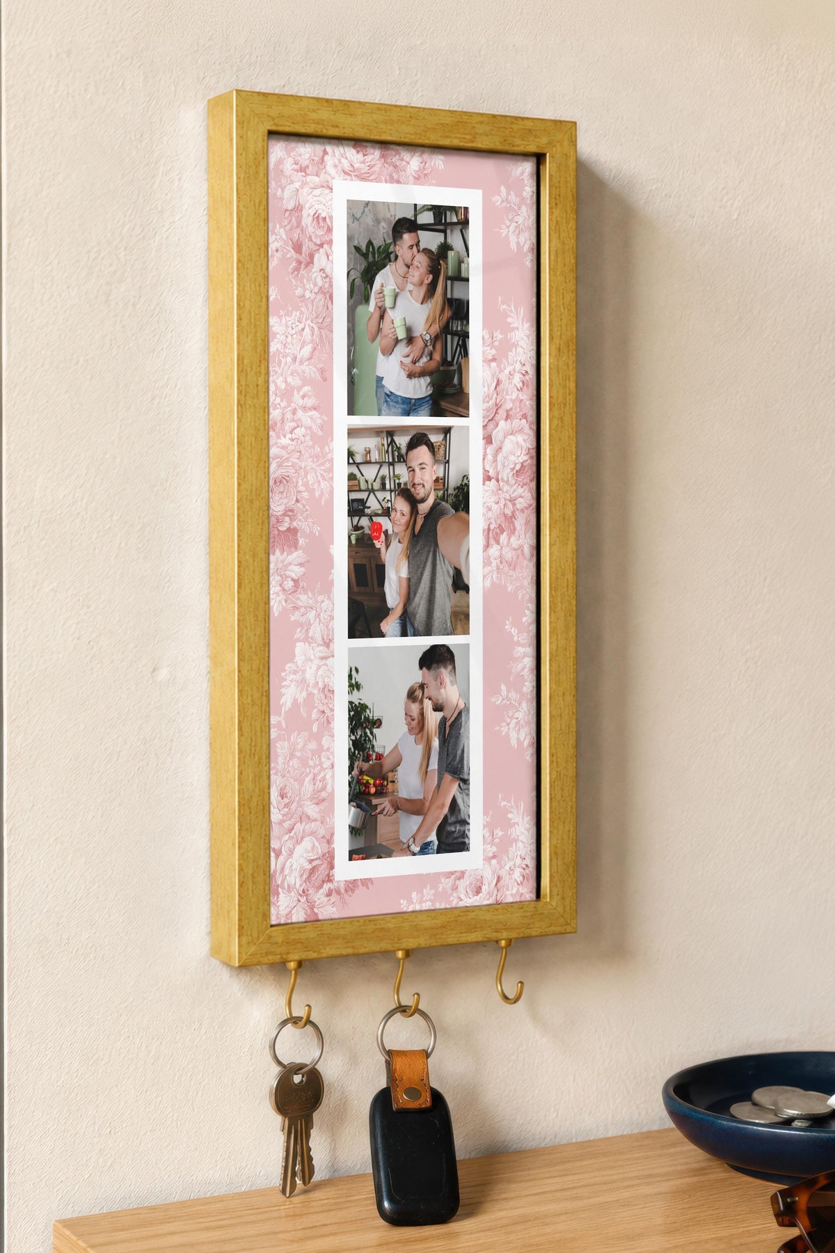 Açık Tonlu Çiçek Desenli Kişiye Özel Tablo Anahtarlık, Photobooth Stili, Gold Fotoğraf Çerçevesi Dikey
