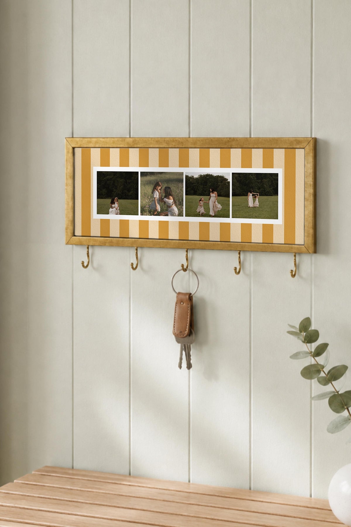 Açık Sarı Çizgili Kişiye Özel Tablo Anahtarlık, Photobooth Stili, Gold Fotoğraf Çerçevesi Yatay