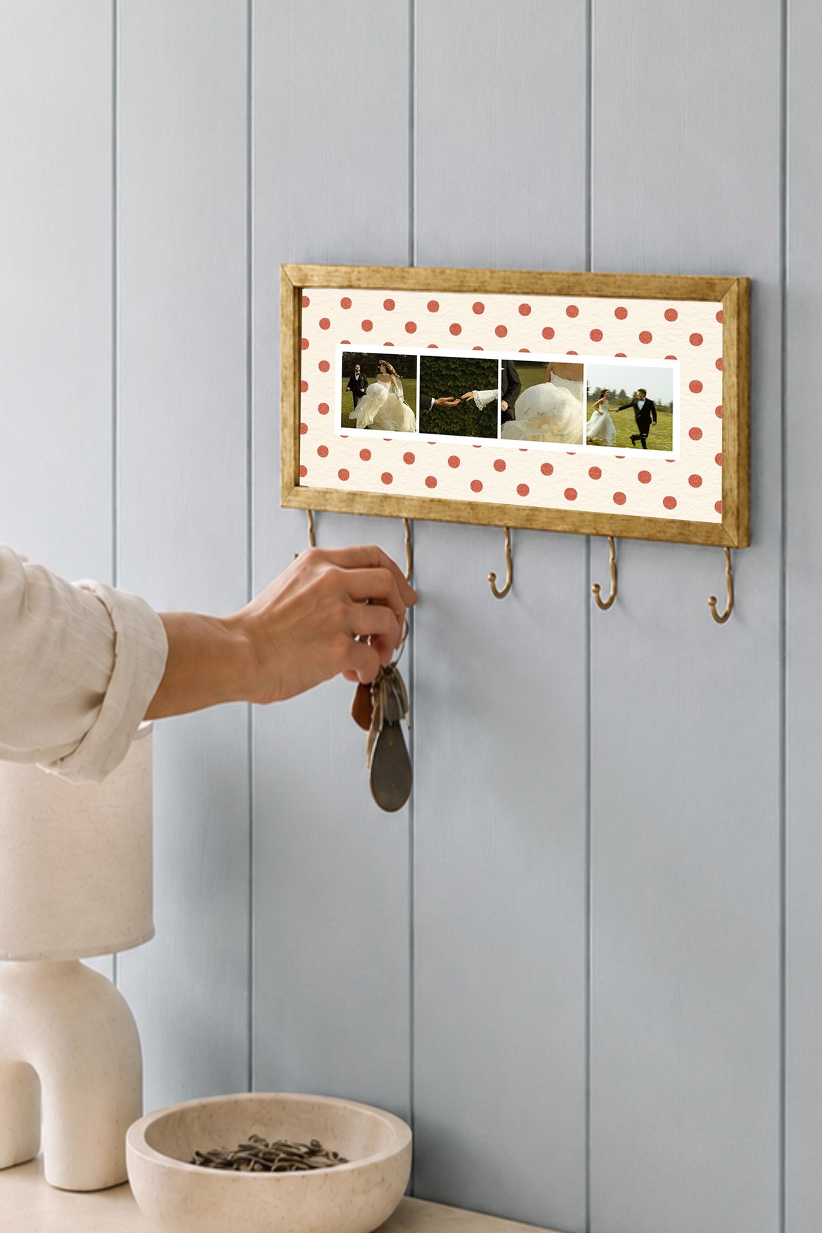 Krem Puantiyeli Kişiye Özel Tablo Anahtarlık, Photobooth Stili, Gold Fotoğraf Çerçevesi Yatay