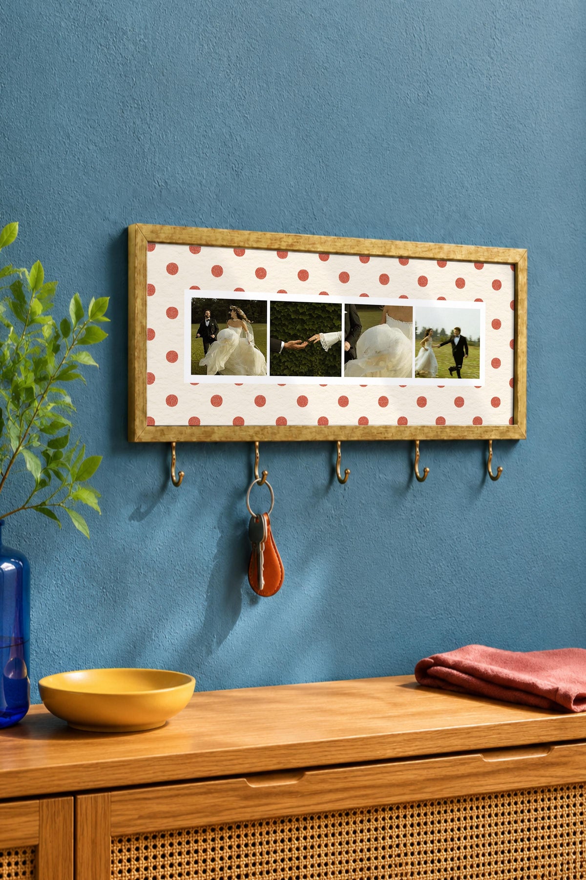 Krem Puantiyeli Kişiye Özel Tablo Anahtarlık, Photobooth Stili, Gold Fotoğraf Çerçevesi Yatay