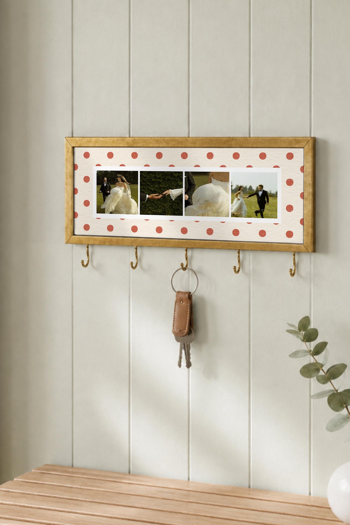Krem Puantiyeli Kişiye Özel Tablo Anahtarlık, Photobooth Stili, Gold Fotoğraf Çerçevesi Yatay