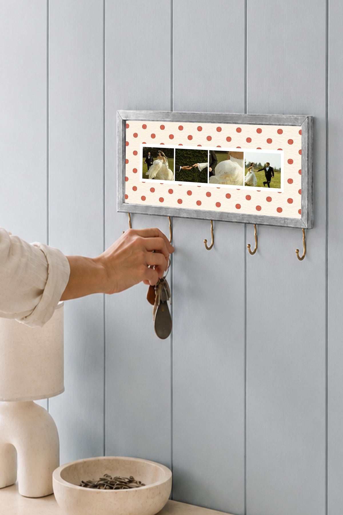 Krem Puantiyeli Kişiye Özel Tablo Anahtarlık, Photobooth Stili, Gümüş Fotoğraf Çerçevesi Yatay