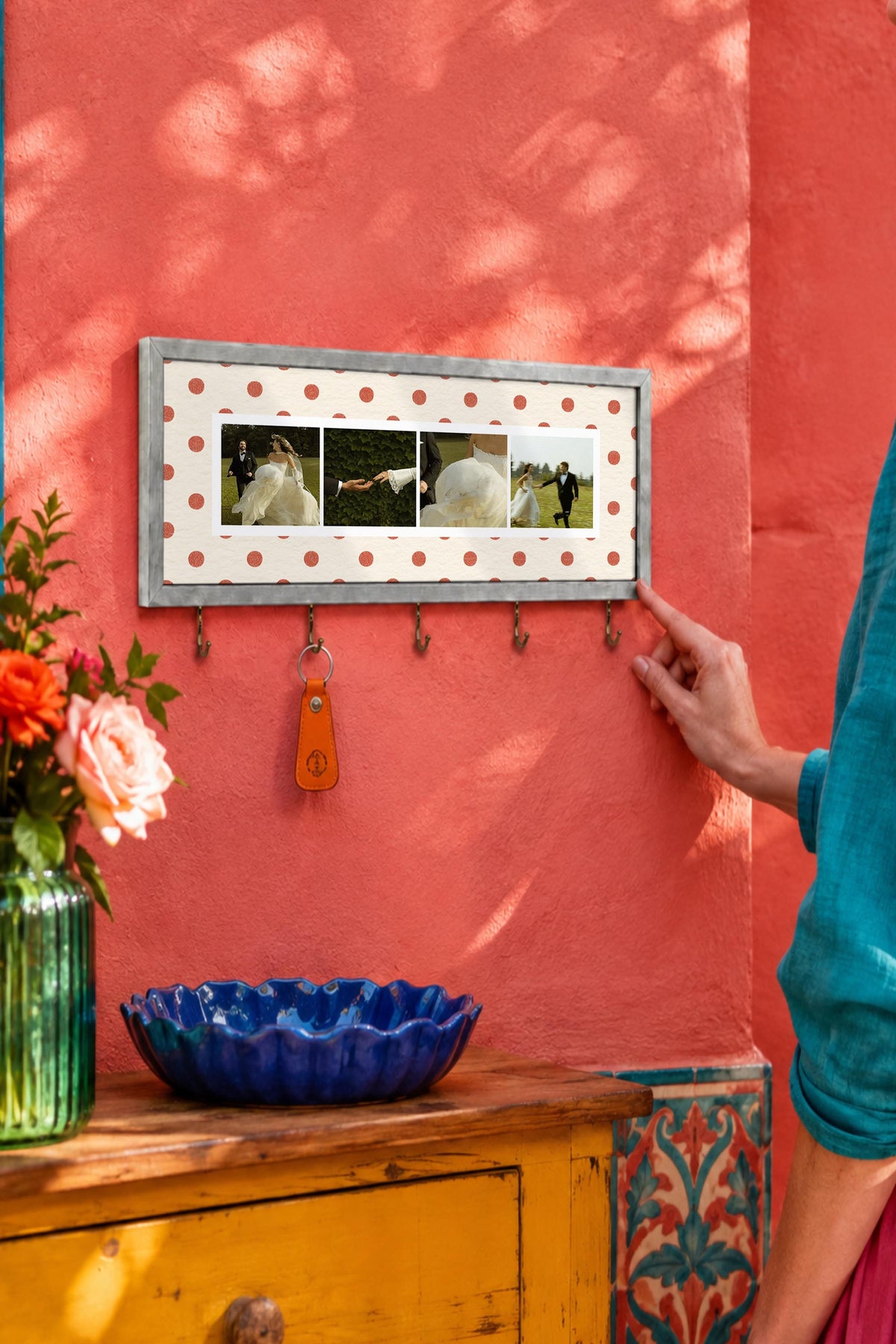 Krem Puantiyeli Kişiye Özel Tablo Anahtarlık, Photobooth Stili, Gümüş Fotoğraf Çerçevesi Yatay