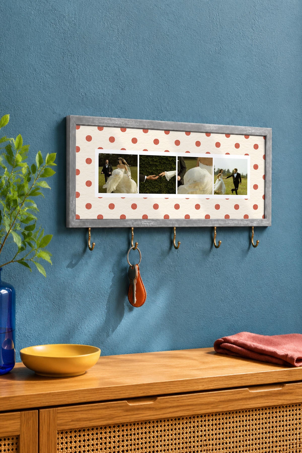 Krem Puantiyeli Kişiye Özel Tablo Anahtarlık, Photobooth Stili, Gümüş Fotoğraf Çerçevesi Yatay
