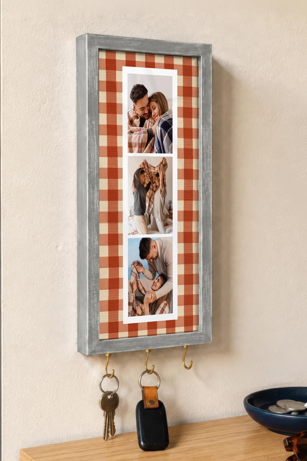 Turuncu Ekose Desenli Kişiye Özel Tablo Anahtarlık, Photobooth Stili, Gümüş Fotoğraf Çerçevesi Dikey