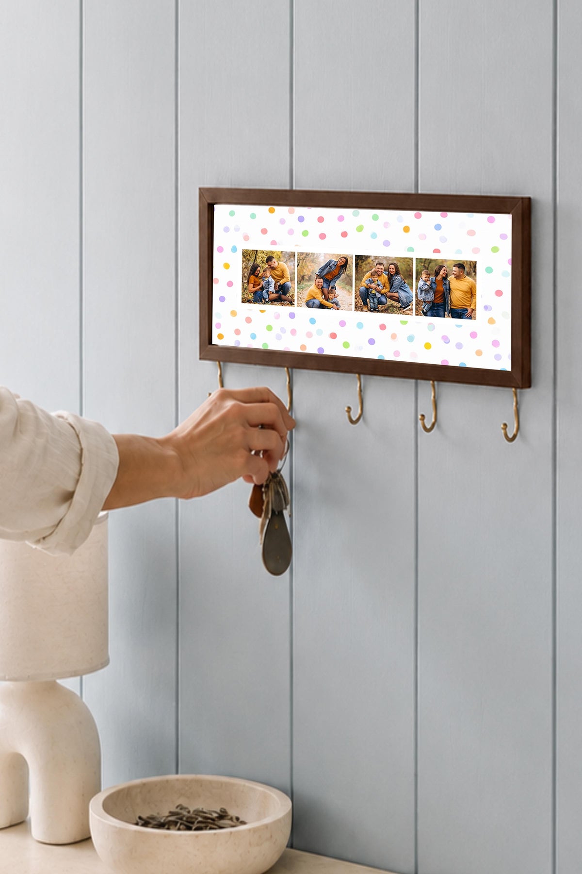 Pastel Tonlu Puantiyeli Kişiye Özel Tablo Anahtarlık, Photobooth Stili, Kahverengi Fotoğraf Çerçevesi Yatay